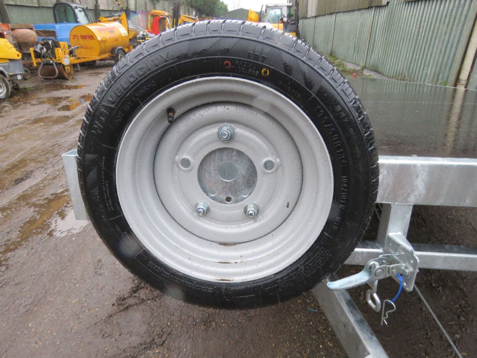 BATESON TILT BED TRIAXLE 3500KG FLAT TRAILER WITH WINCH 22FT LENGTH X 8FT WIDTH. WITH RAMPS UNDERNEA - Image 9 of 11