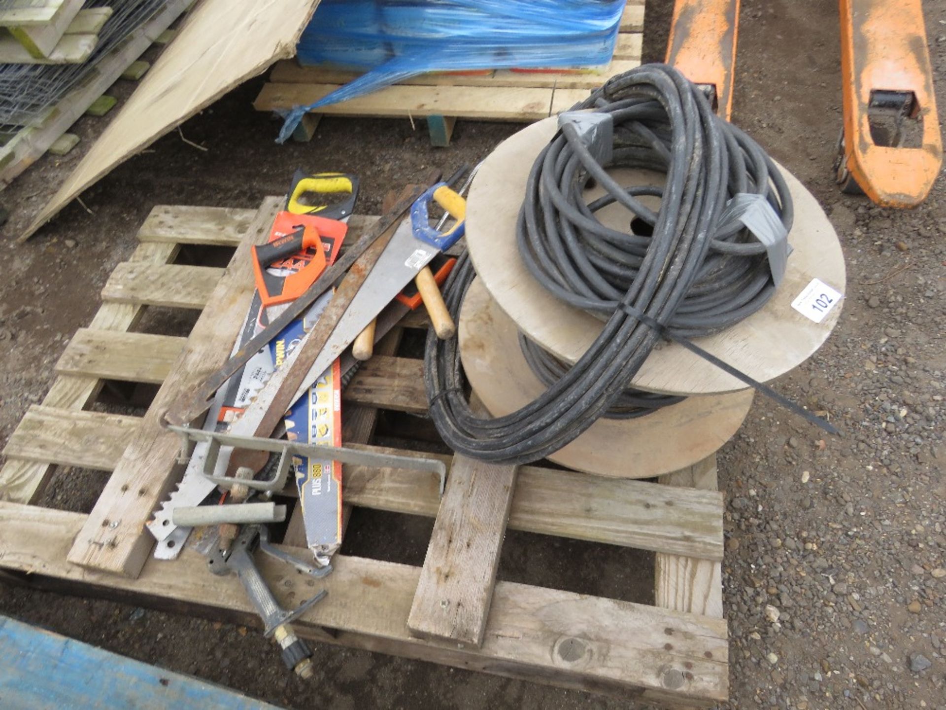 ELECTRICAL WIRE AND ASSORTED HAND TOOLS AS SHOWN. THIS LOT IS SOLD UNDER THE AUCTIONEERS MARGIN