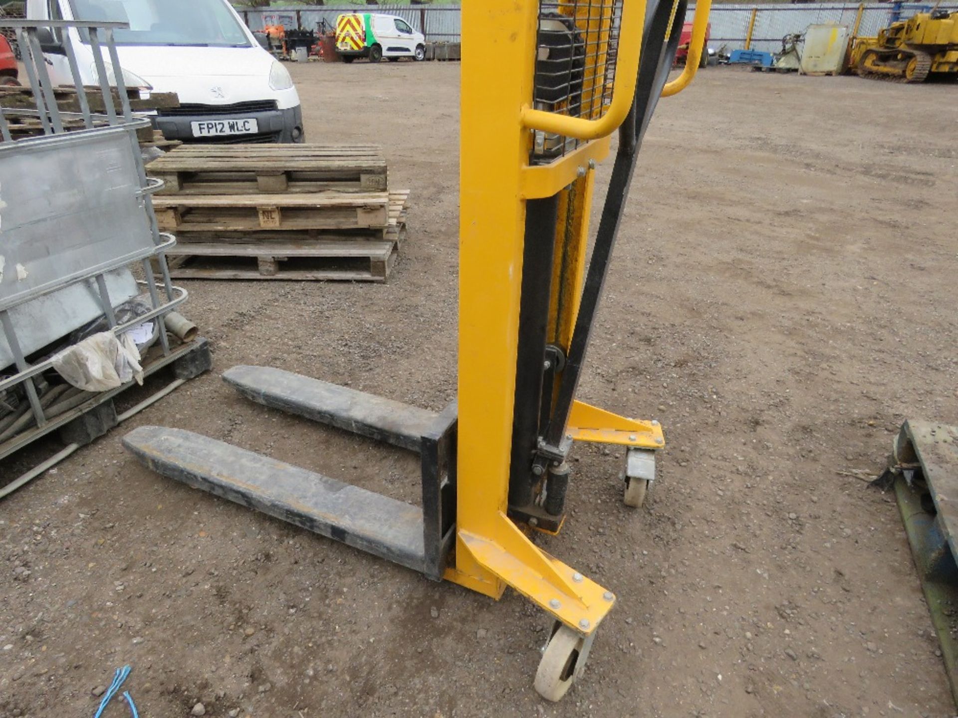 HAND STACKER MANUAL OPERTAED FORKLIFT TRUCK, 1 TONNE MAXIMUM CAPACITY. SOURCED FROM COMPANY LIQUIDA - Image 5 of 6