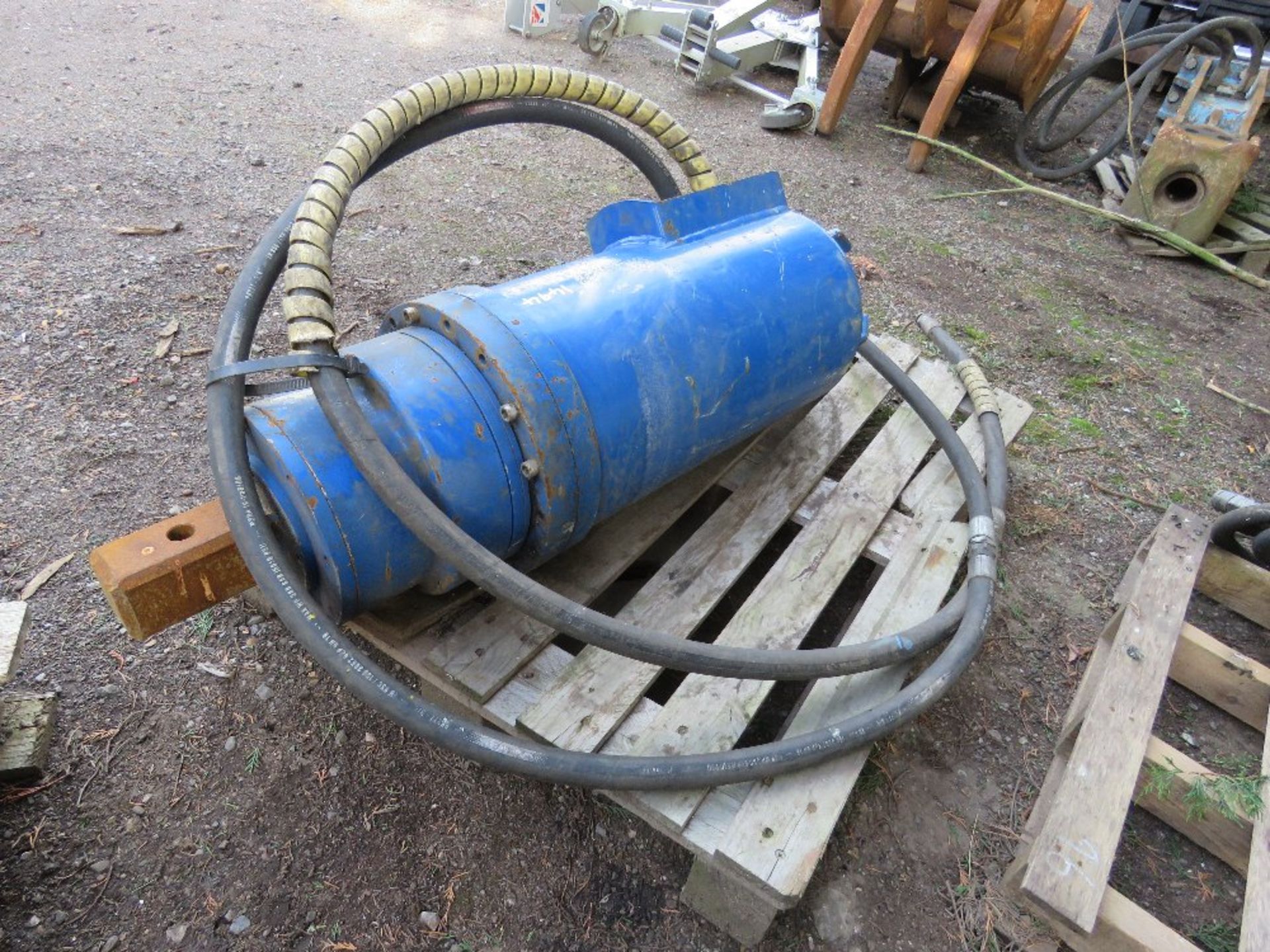 LARGE SIZED AUGER DRIVE HEAD WITH 75MM SQUARE DRIVE SHAFT. - Image 4 of 4