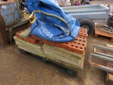 ASSORTED PAVING SLABS, BRICKS AND SAND. THIS LOT IS SOLD UNDER THE AUCTIONEERS MARGIN SCHEME, THE