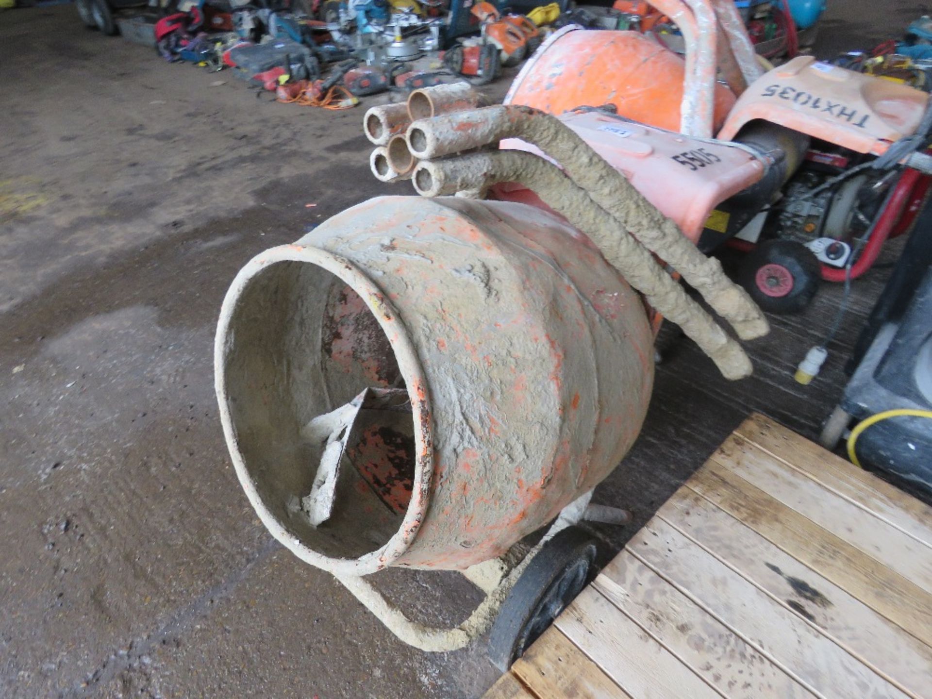 BELLE 110VOLT POWERED MINI CEMENT MIXER WITH STAND THX5305 - Image 2 of 3