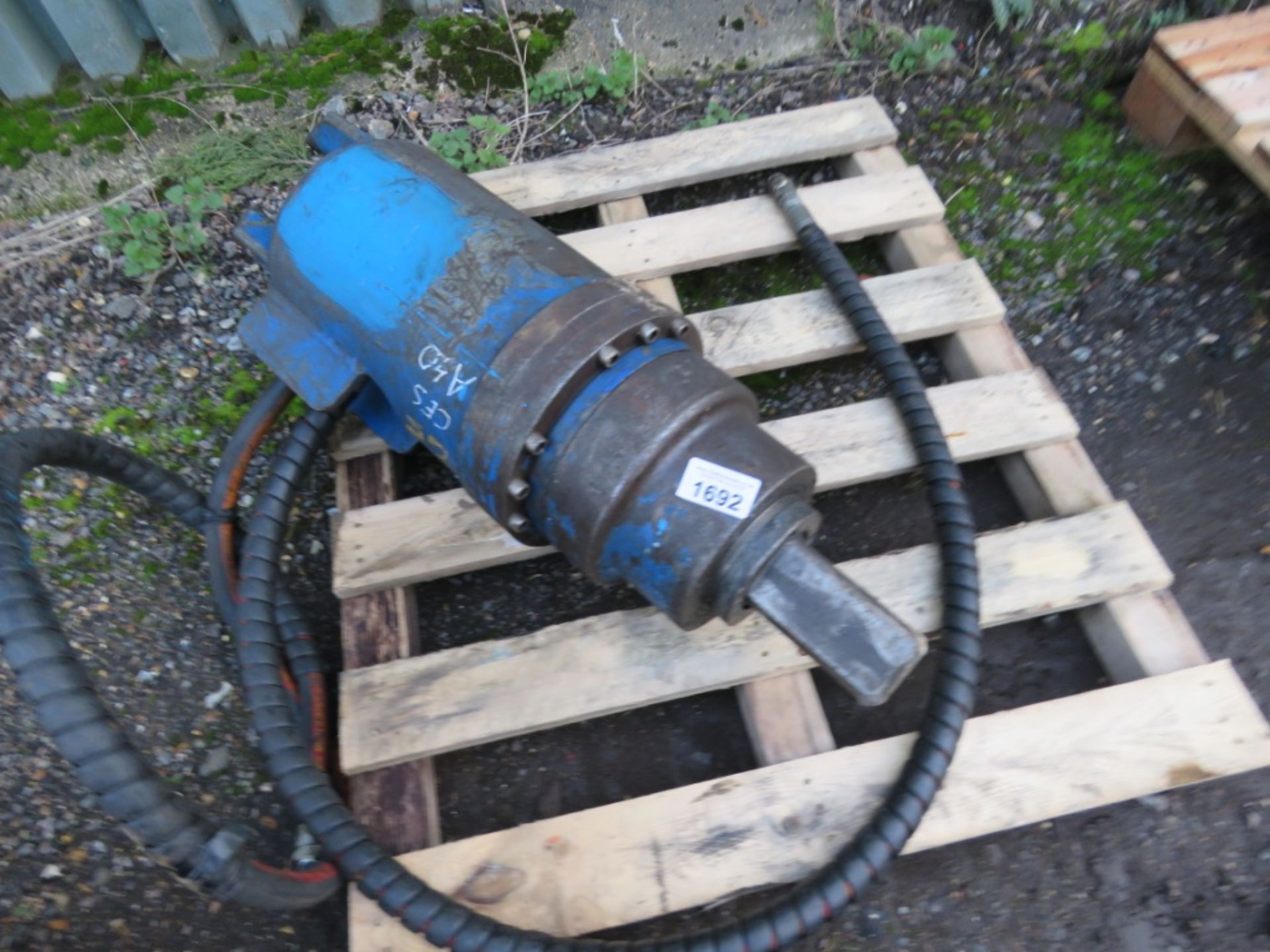 LARGE SIZED EXCAVATOR MOUNTED AUGER DRIVE HEAD. 75MM SQUARE DRIVE HEAD, 45MM TOP PIN SIZE APPROX.