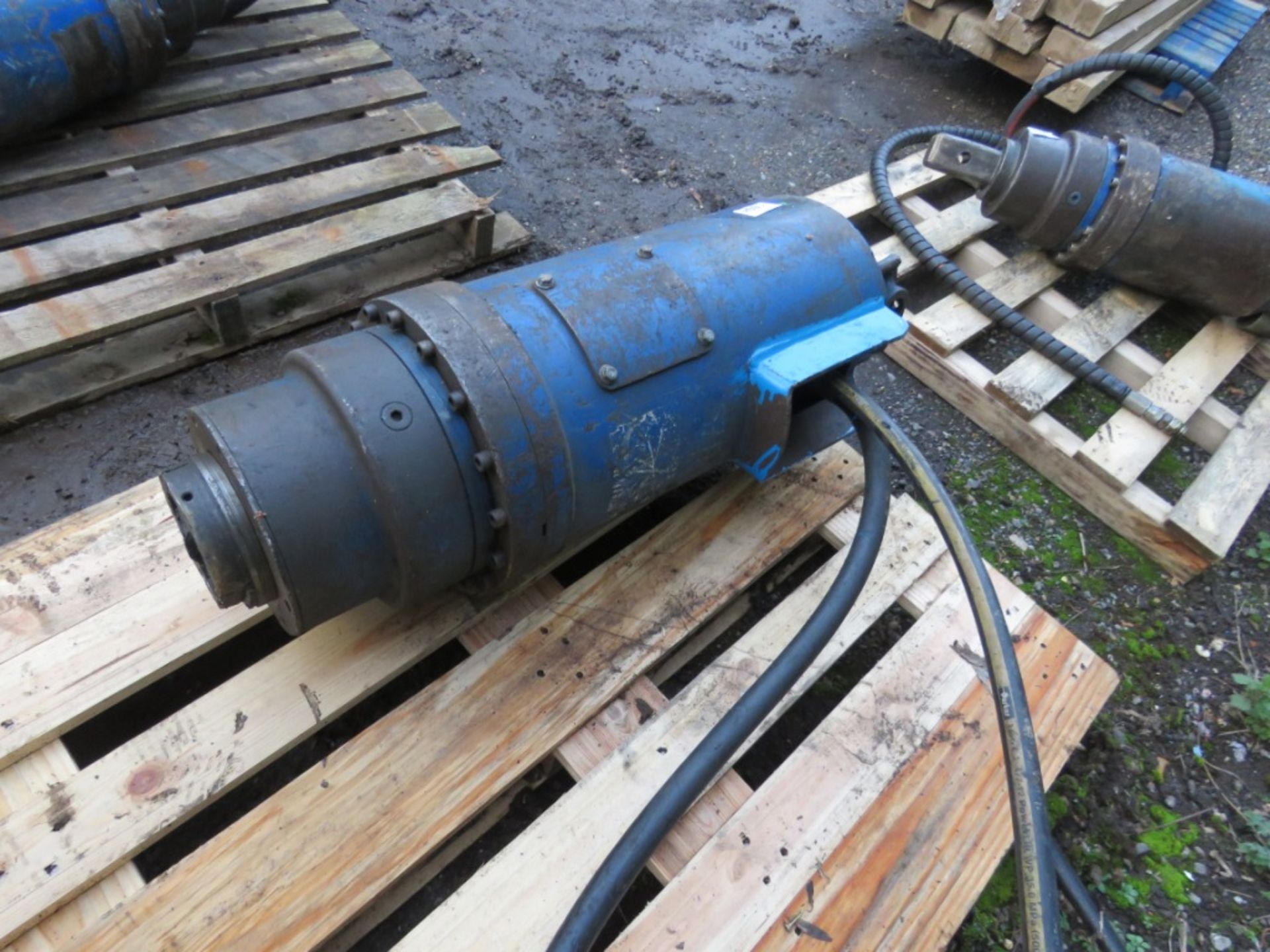 LARGE SIZED EXCAVATOR MOUNTED AUGER DRIVE HEAD. 75MM SQUARE DRIVE HEAD (REQUIRES REPLACEMENT), 45MM - Image 2 of 3