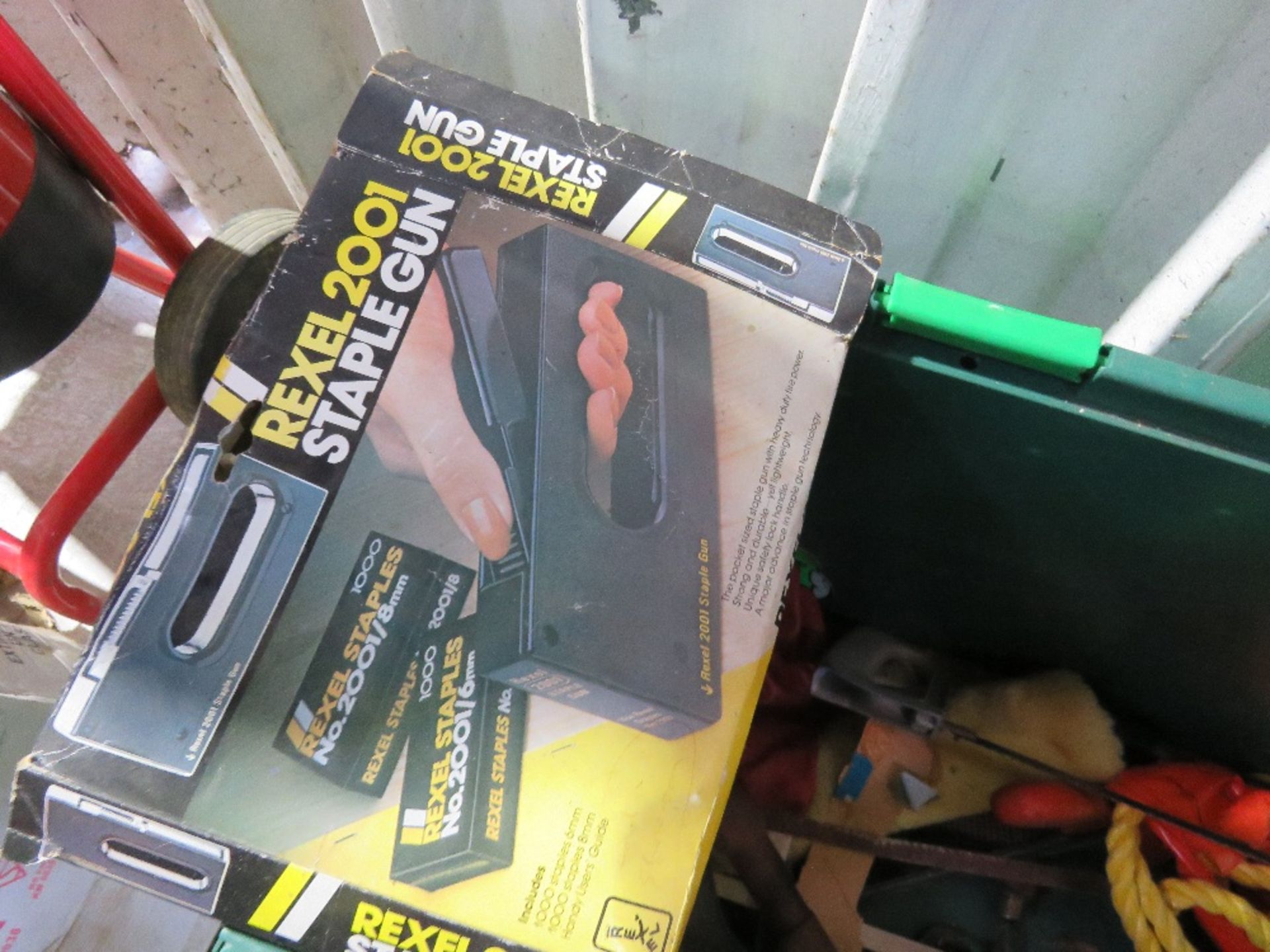 BOX OF ASSORTED TOOLS AND LIGHT BULBS. - Image 6 of 7