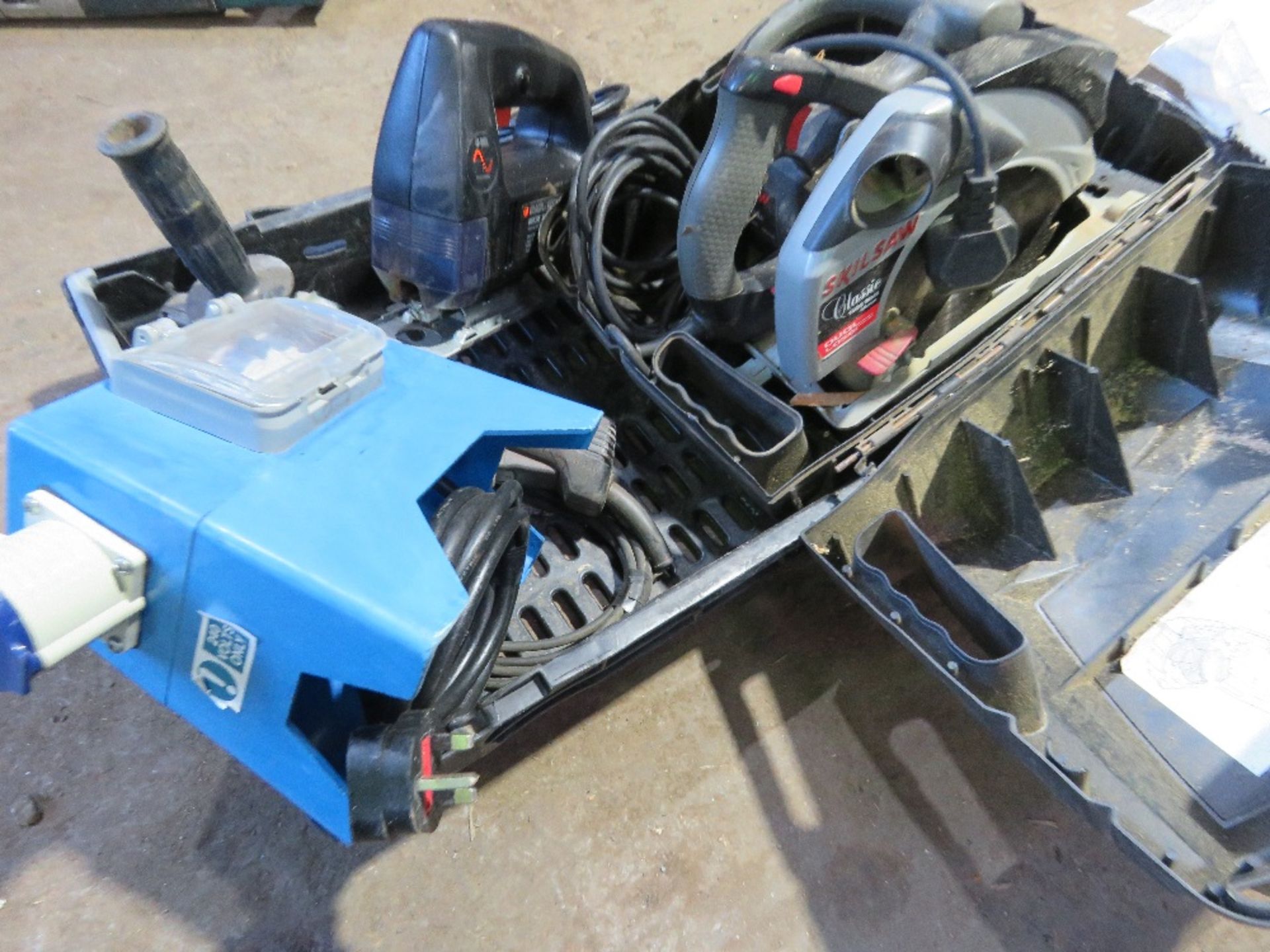 240V JIGSAW, GRINDER, CIRCULAR SAW AND JUNCTION SAW IN BOX. - Image 3 of 3