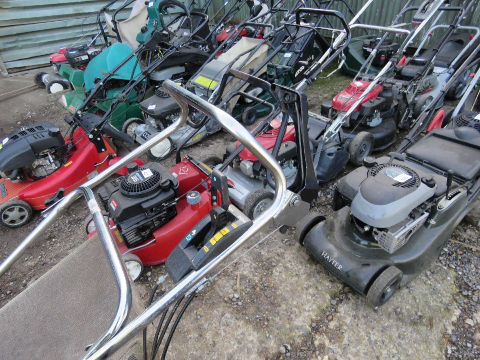 HONDA HR216 PETROL ENGINED LAWNMOWER , WITH COLLECTOR. THIS LOT IS SOLD UNDER THE AUCTIONEERS MARGI - Image 3 of 3