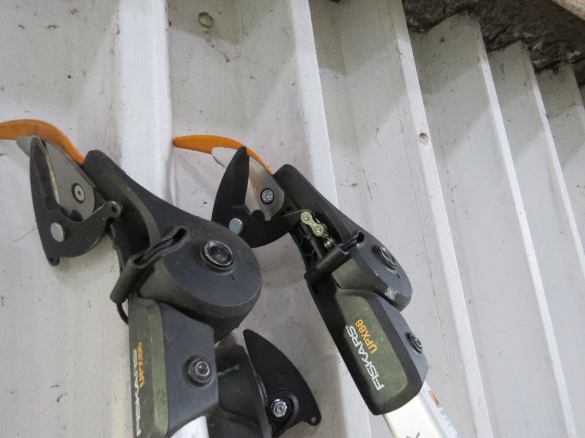 7NO FISKARS LONG TELESCOPIC POLE PRUNERS, CUSTOMER RETURNS. - Image 2 of 4