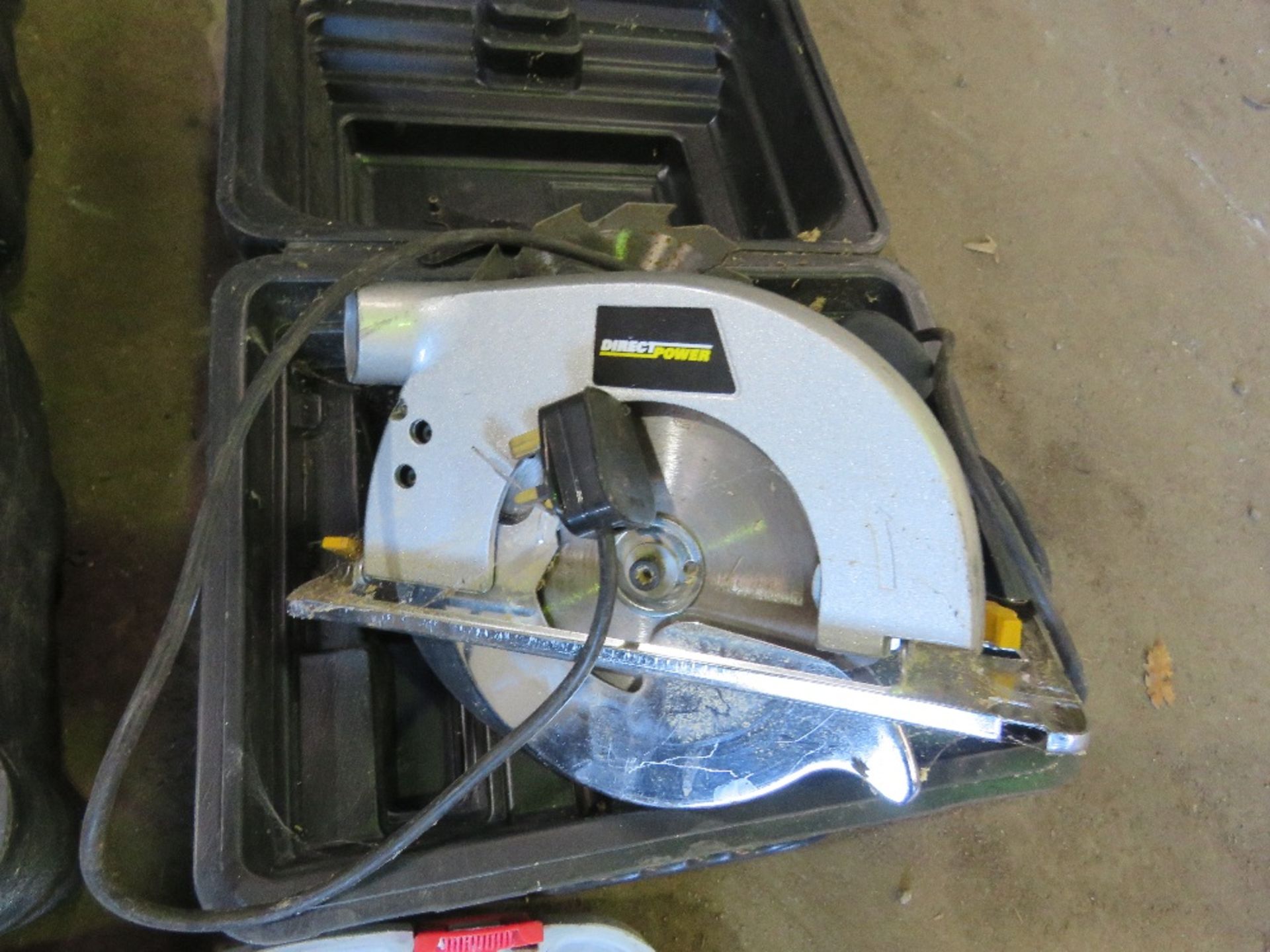 BATTERY SAW SET PLUS 2 X 240V SAWS. THIS LOT IS SOLD UNDER THE AUCTIONEERS MARGIN SCHEME, THEREF - Image 4 of 6