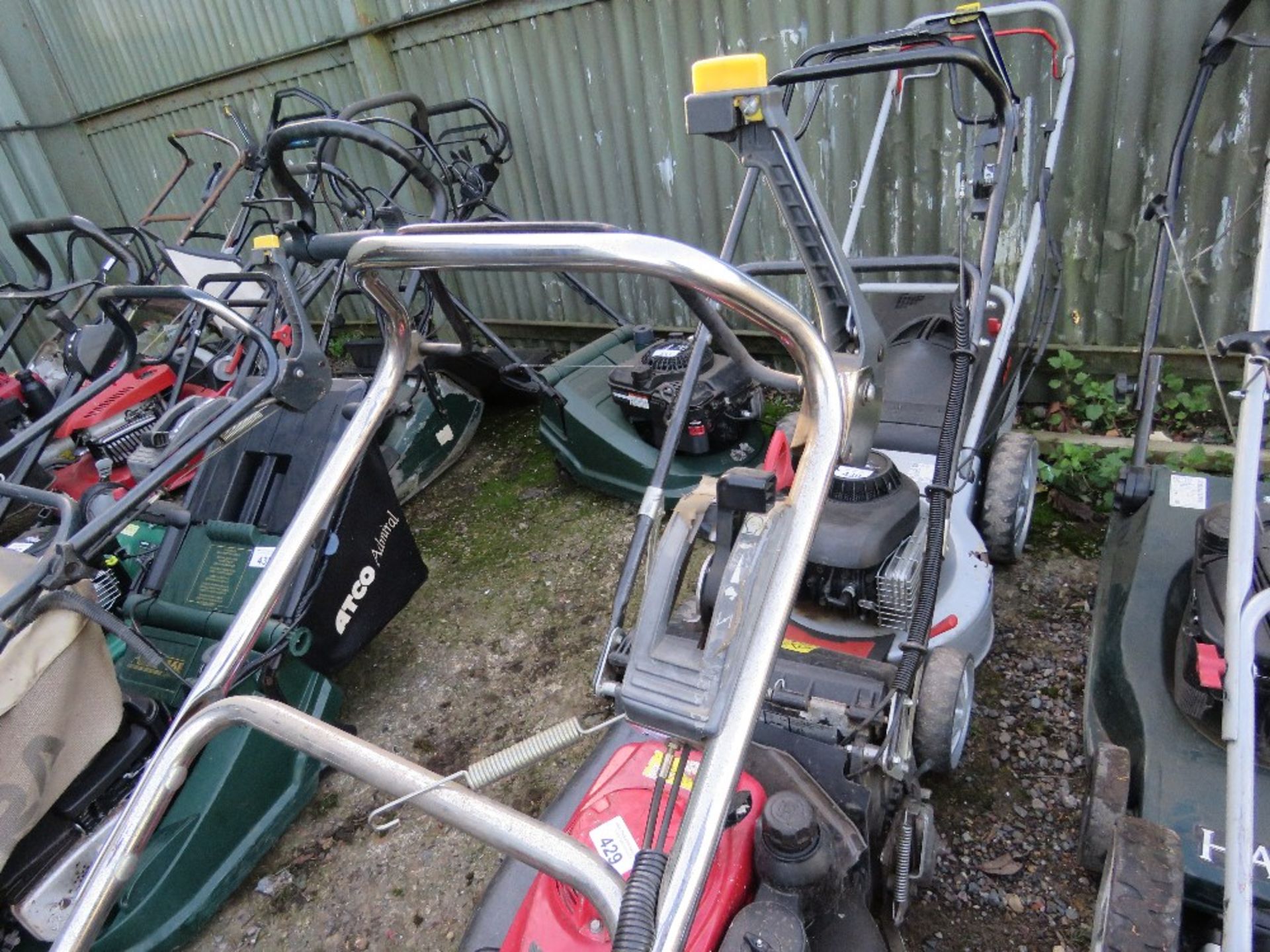 HONDA HANKS 553HRS PETROL ENGINED ROLLER LAWNMOWER , NO COLLECTOR. THIS LOT IS SOLD UNDER THE AUCTI - Image 3 of 3