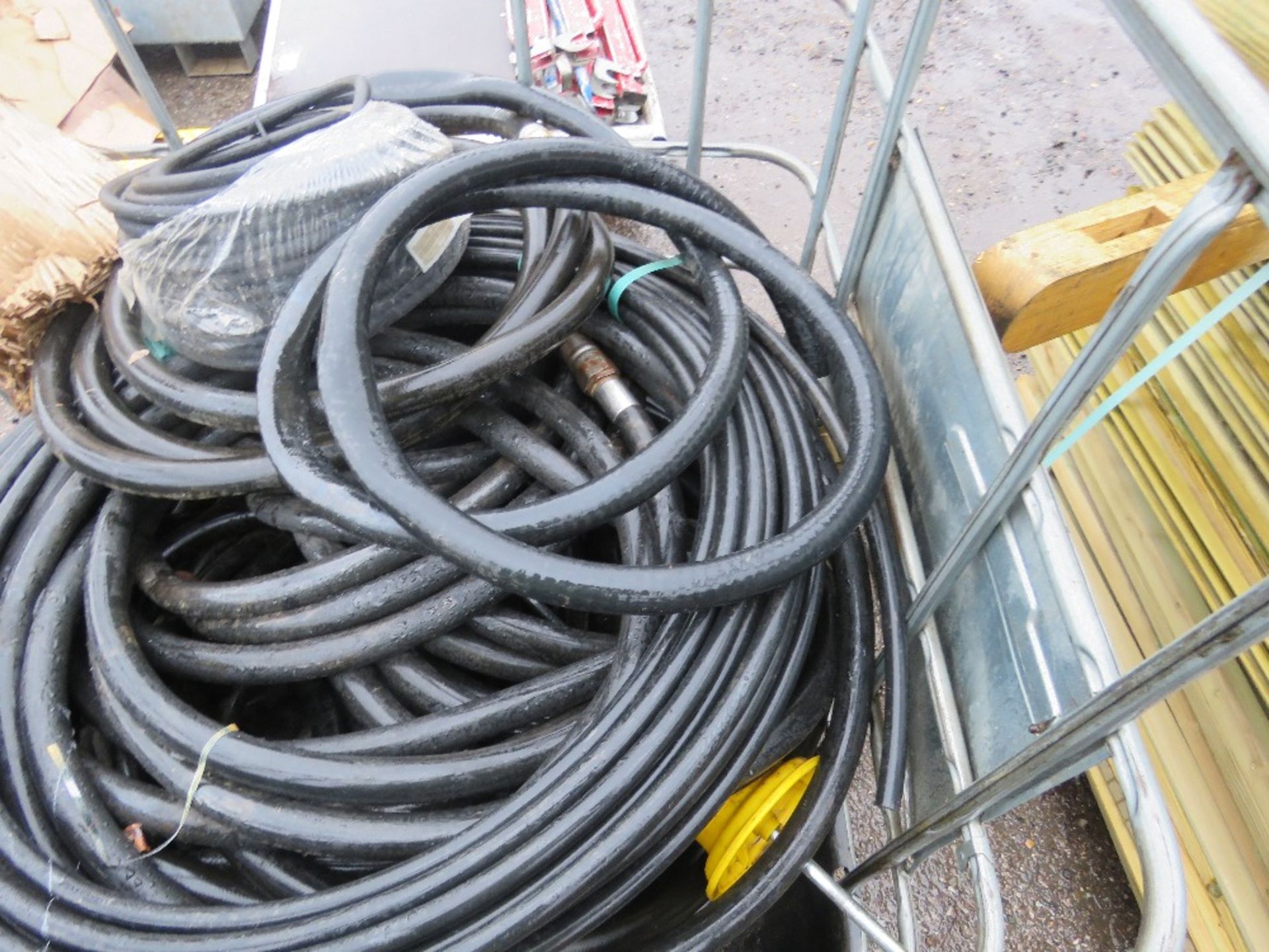 LARGE QUANTITY OF ASSORTED FUEL AND OTHER HOSES IN A STILLAGE. SOURCED FROM COMPANY LIQUIDATION. - Image 4 of 7