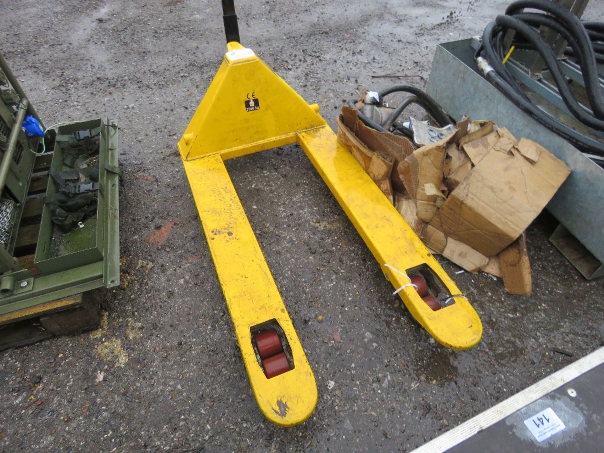 HYDRAULIC PALLET TRUCK. SOURCED FROM COMPANY LIQUIDATION. THIS LOT IS SOLD UNDER THE AUCTIONEERS