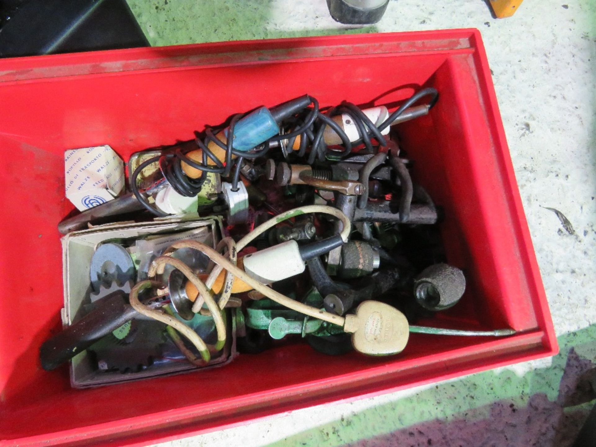 ASSORTED TOOLS INCLUDING CARPET KNEE BAR, RADIO, DRILL ETC. THIS LOT IS SOLD UNDER THE AUCTIONEERS - Image 6 of 6