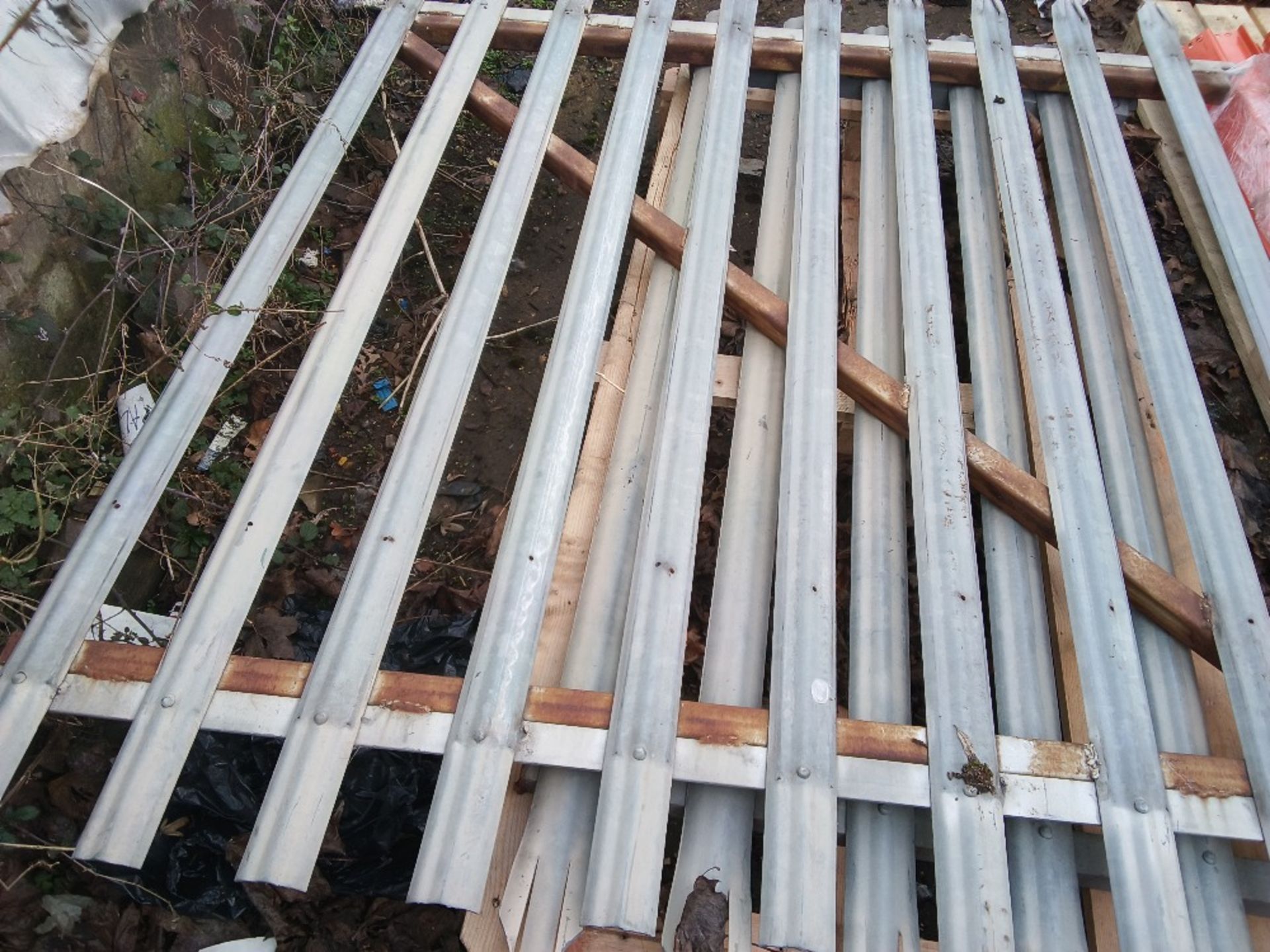 2 X PALISADE FENCE SECTIONS, 8FT TOTAL APPROX, 6FT HEIGHT APPROX. THIS LOT IS SOLD UNDER THE AUCT - Image 2 of 2