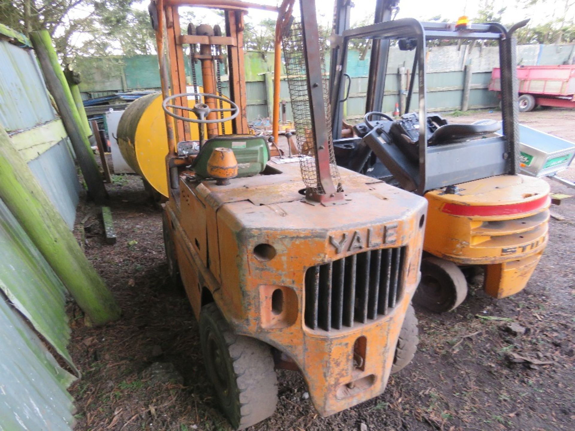 YALE DIESEL FORKLIFT TRUCK. WHEN TESTED WAS SEEN TO DRIVE, BRAKE AND LIFT (STEERING TIGHT). SEE VIDE - Image 3 of 6