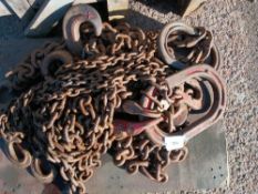 2NO HEAVY DUTY LIFTING CHAINS.