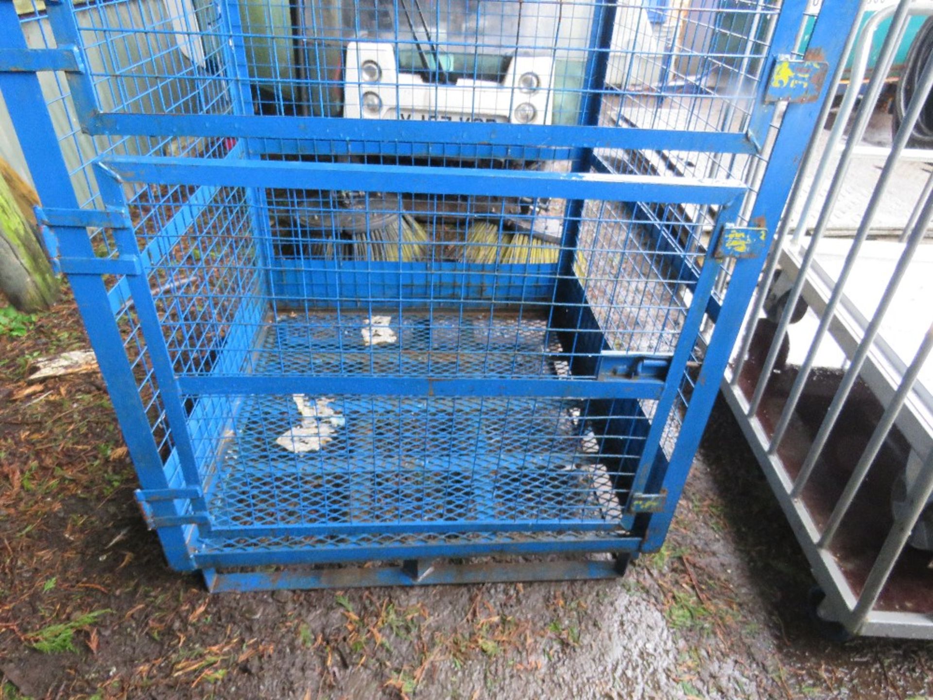 LARGE SIZED MESH PALLET CAGE. SOURCED FROM DEPOT CLOSURE. THIS LOT IS SOLD UNDER THE AUCTIONEERS - Image 3 of 4