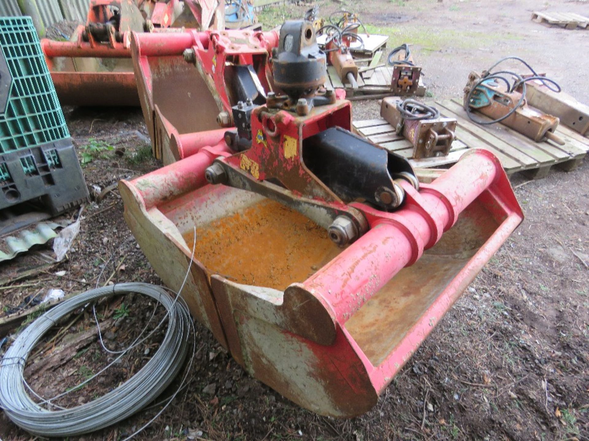 KINSHOFFER CLAMSHELL GRAB BUCKET WITH ROTATOR. THIS LOT IS SOLD UNDER THE AUCTIONEERS MARGIN SCH - Image 2 of 4
