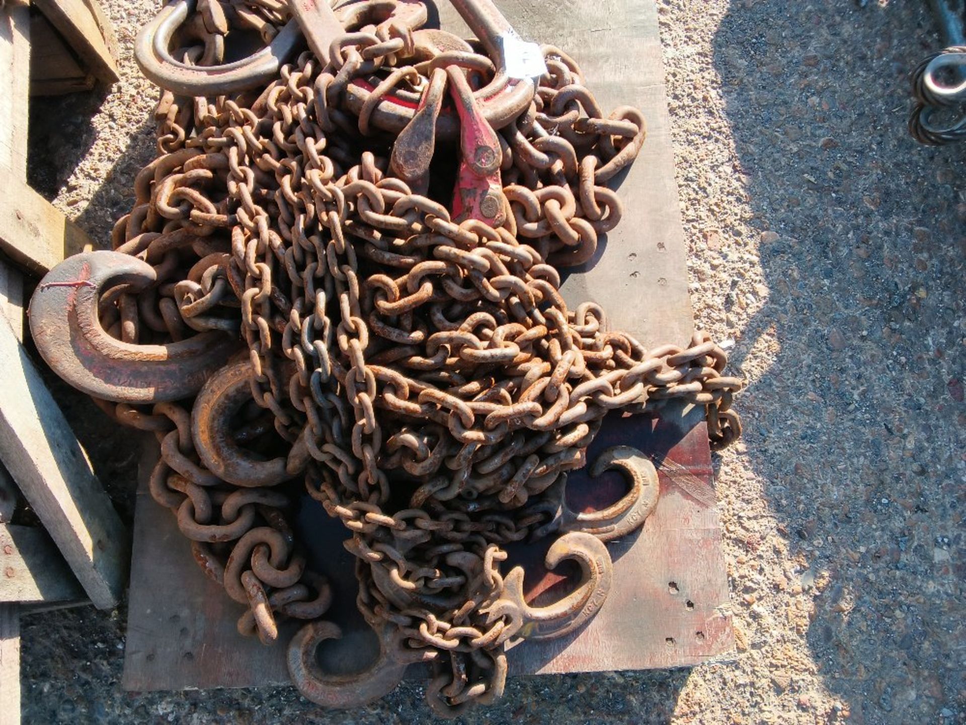 2NO HEAVY DUTY LIFTING CHAINS. - Image 2 of 2