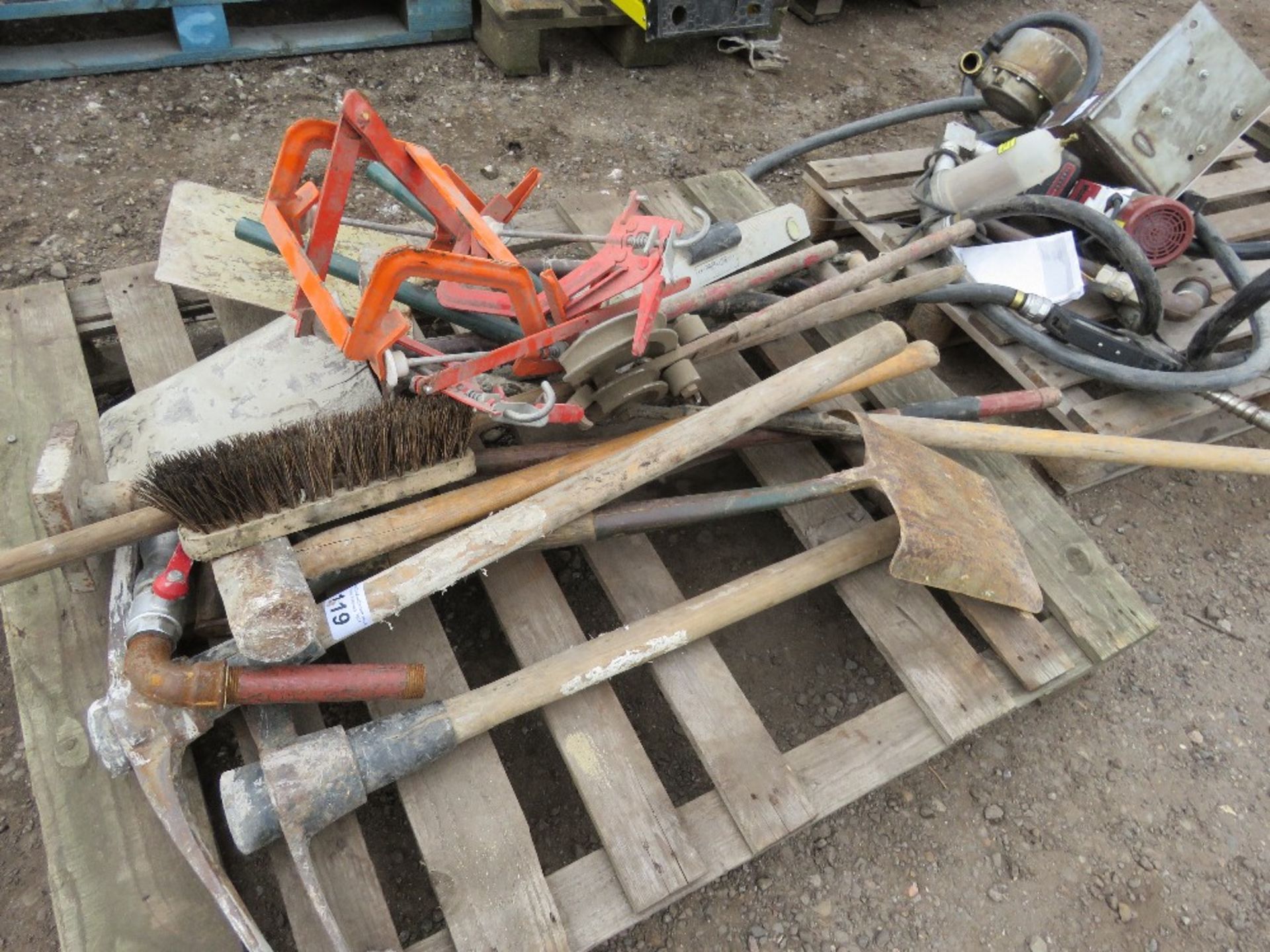 PALLET CONTAINING VARIOUS HAND TOOLS, AS SHOWN. SOURCED FROM COMPANY LIQUIDATION.