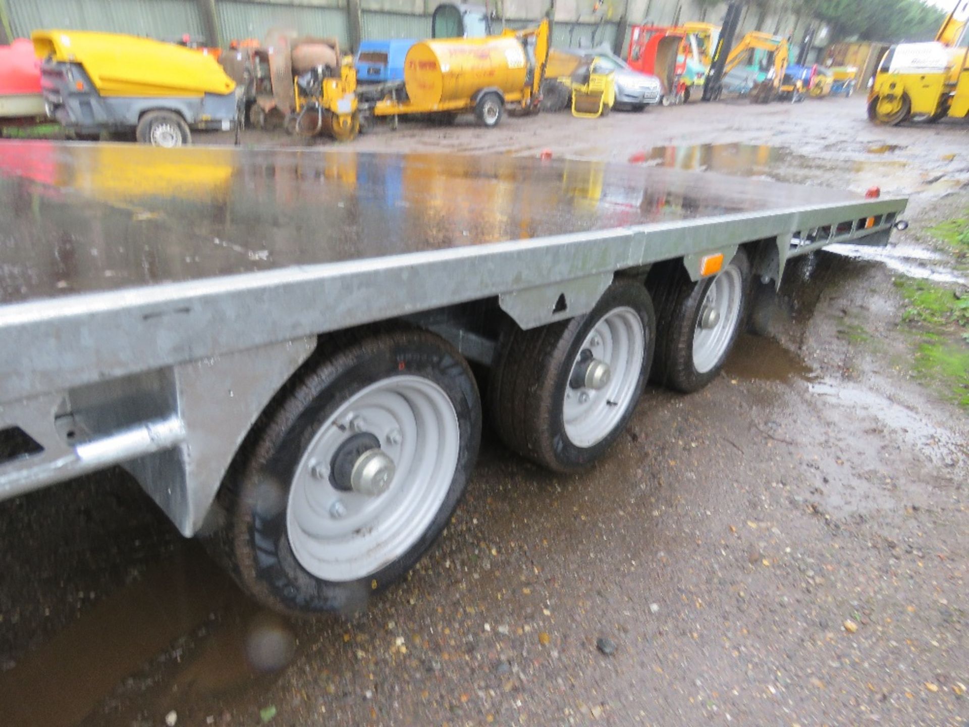 BATESON TILT BED TRIAXLE 3500KG FLAT TRAILER WITH WINCH 22FT LENGTH X 8FT WIDTH. WITH RAMPS UNDERNEA - Image 6 of 11