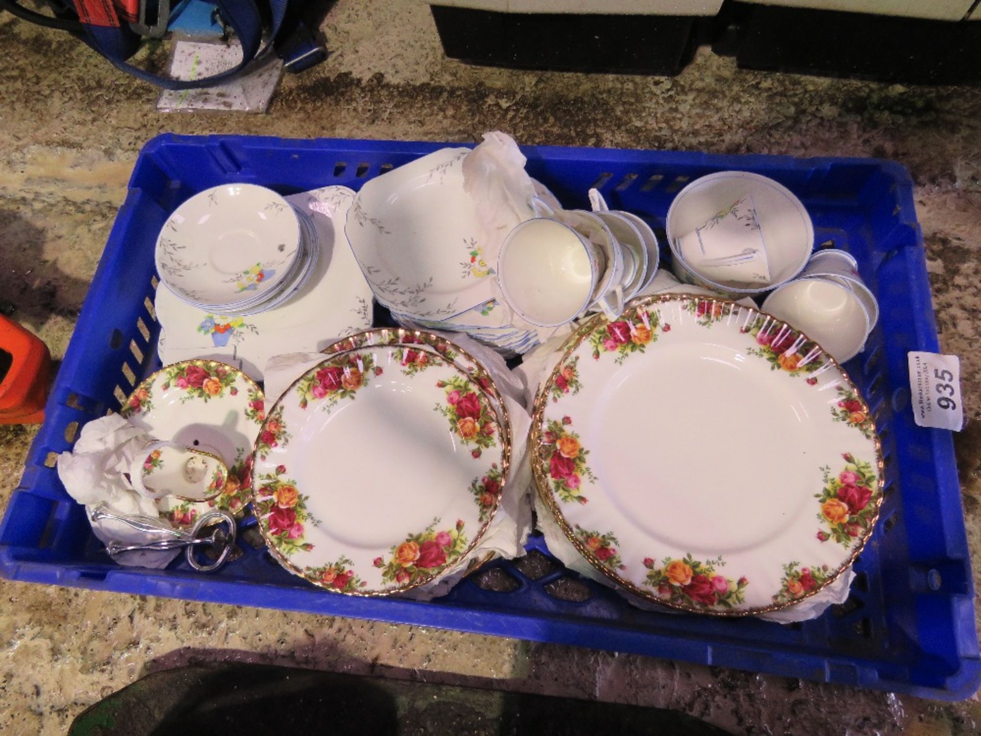 CROCKERY AND TEA SERVICE, MAINLY ROYAL ALBERT OLD COUNTRY ROSES TYPE, PLUS OTHERS. THIS LOT IS SO - Image 3 of 7