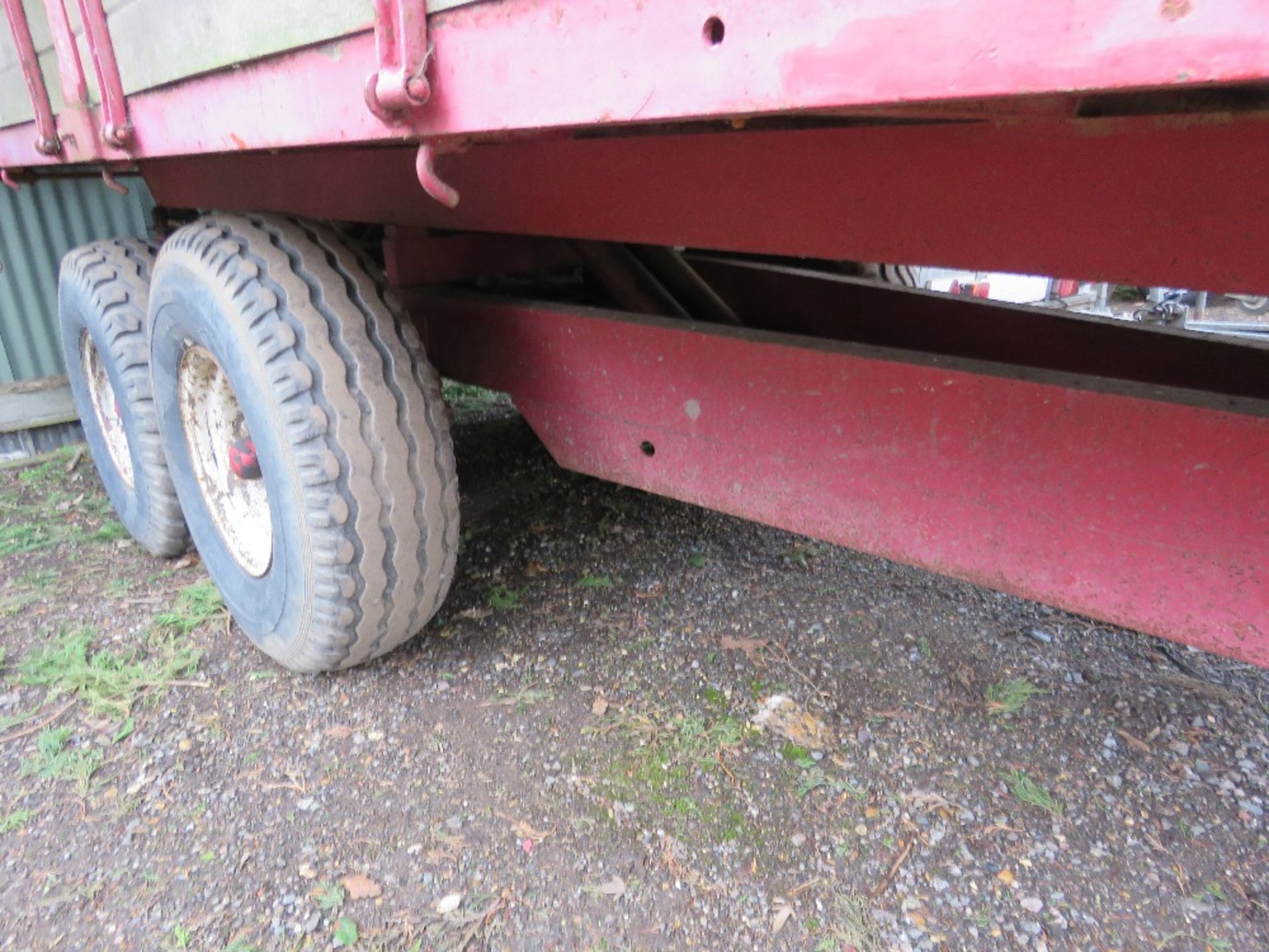 TRACTOR TOWED TWIN AXLED PETTIT GRAIN TIPPING TRAILER, 6 TONNE CAPACITY APPROX. DIRECT FROM LOCAL FA - Image 4 of 7