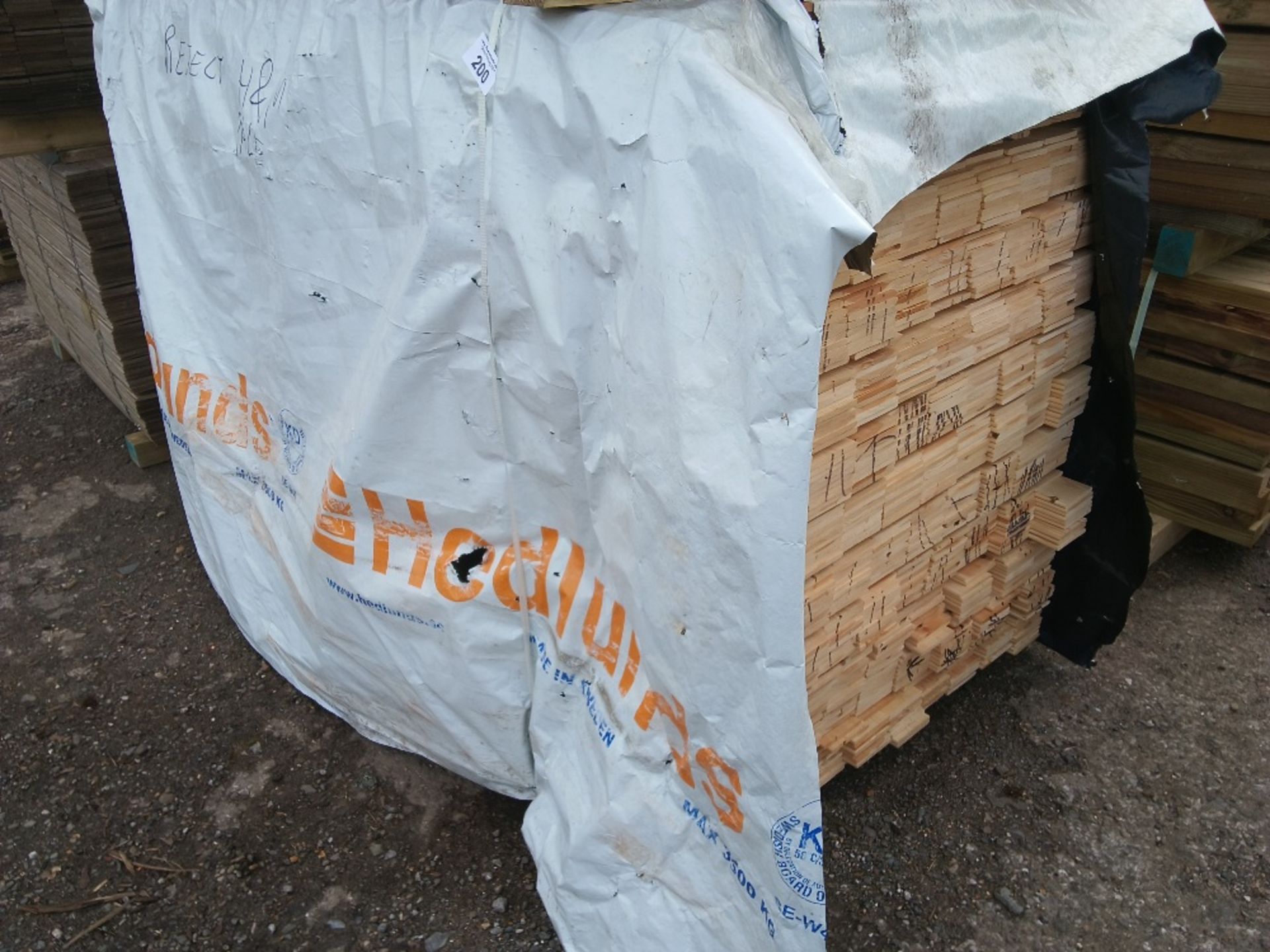 EXTRA LARGE PACK OF UNTREATED HIT AND MISS CLADDING TIMBER BOARDS: 1.75M LENGTH X 100MM WIDTH APPRO - Image 2 of 3
