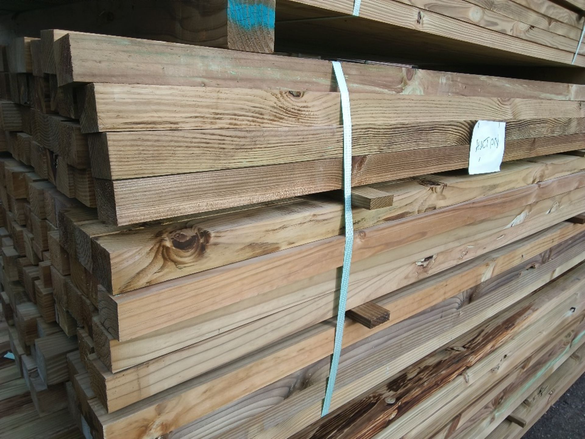 LARGE PACK OF APPROXIMATELY 200 PIECES OF TREATED TIMBER BATTENS / POSTS MOSTLY 50-55MM X 45MM APPRO - Image 3 of 3
