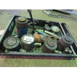 TRAY CONTAINING ASSORTED SHORT REACH HYDRAULIC JACKS AND ASSOCIATED EQUIPMENT.