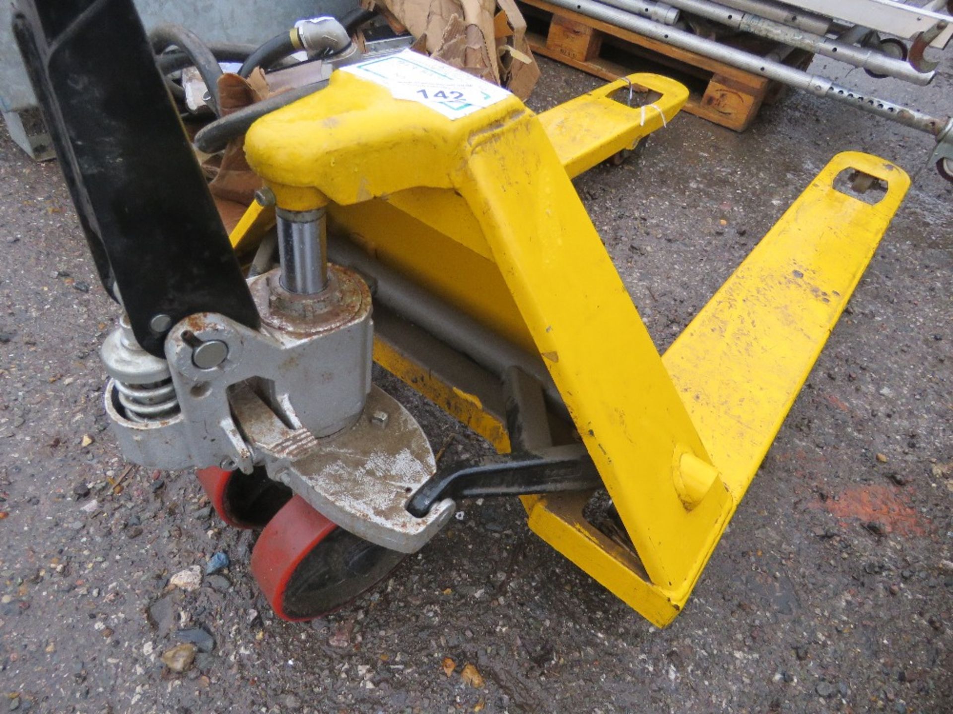 HYDRAULIC PALLET TRUCK. SOURCED FROM COMPANY LIQUIDATION. THIS LOT IS SOLD UNDER THE AUCTIONEERS - Image 4 of 4
