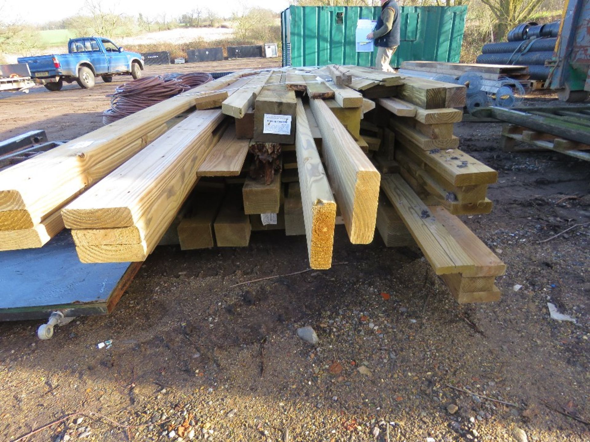 LARGE QUANTITY OF ASSORTED FENCING AND CONSTRUCTION TIMBERS. - Image 3 of 6