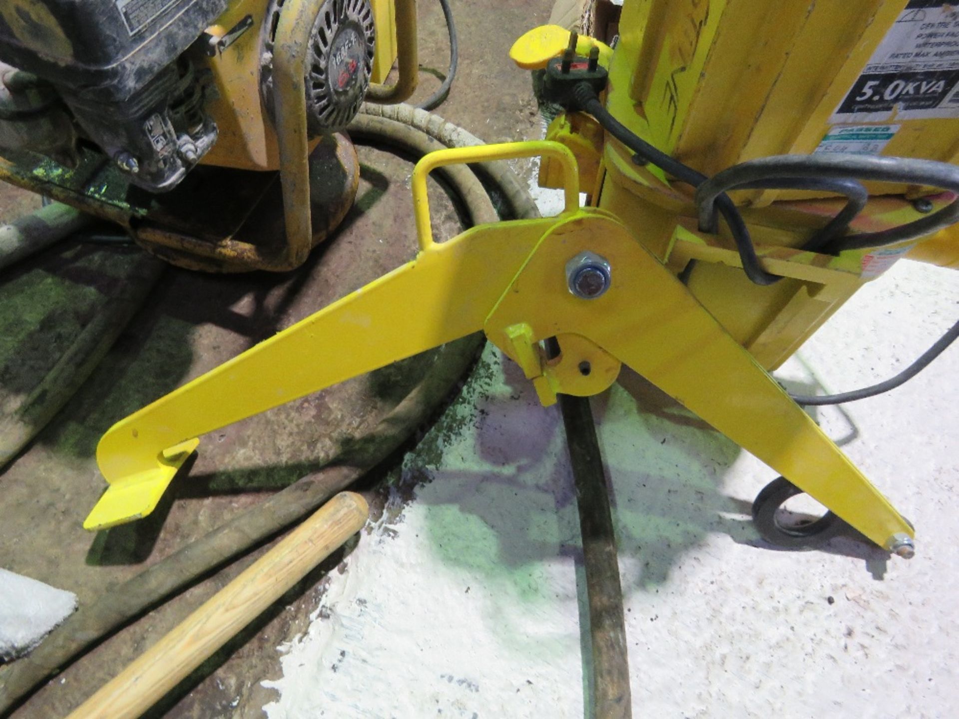 DRUM CLAMP, 500KG RATED, 2022 YEAR. SOURCED FROM COMPANY LIQUIDATION. THIS LOT IS SOLD UNDER THE - Image 2 of 3