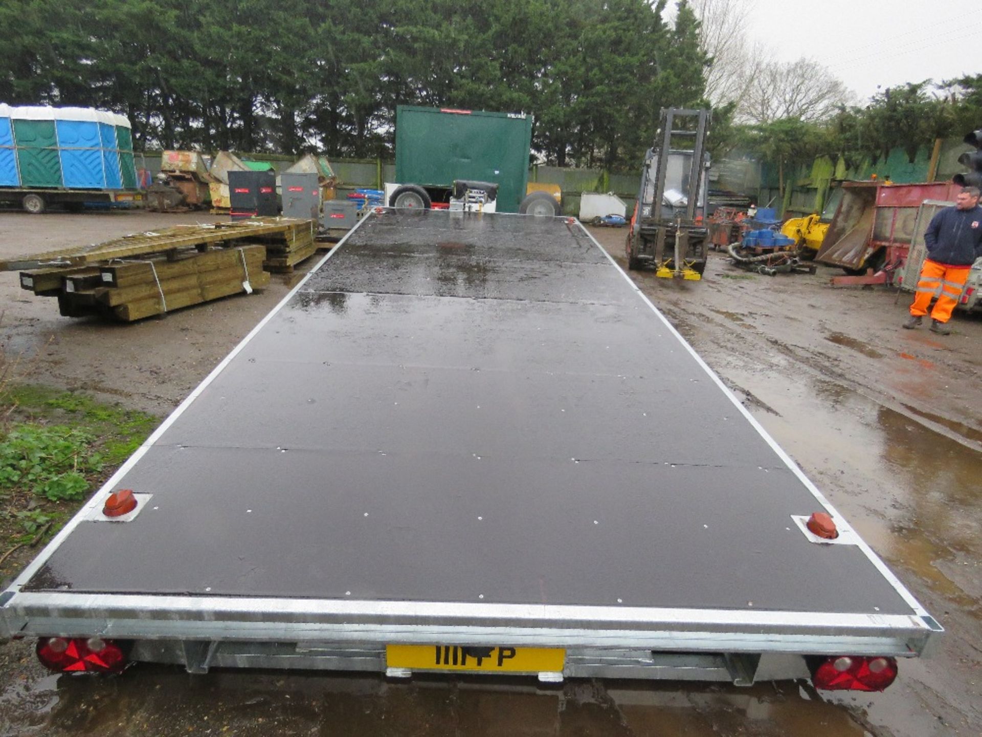 BATESON TILT BED TRIAXLE 3500KG FLAT TRAILER WITH WINCH 22FT LENGTH X 8FT WIDTH. WITH RAMPS UNDERNEA - Image 3 of 11