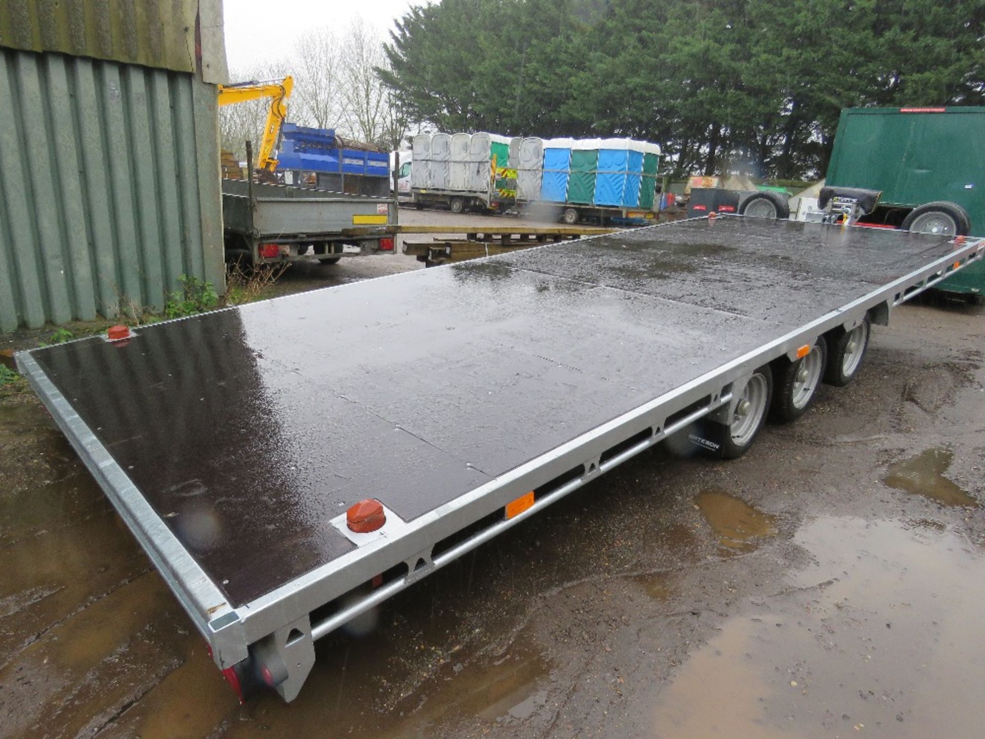 BATESON TILT BED TRIAXLE 3500KG FLAT TRAILER WITH WINCH 22FT LENGTH X 8FT WIDTH. WITH RAMPS UNDERNEA - Image 4 of 11