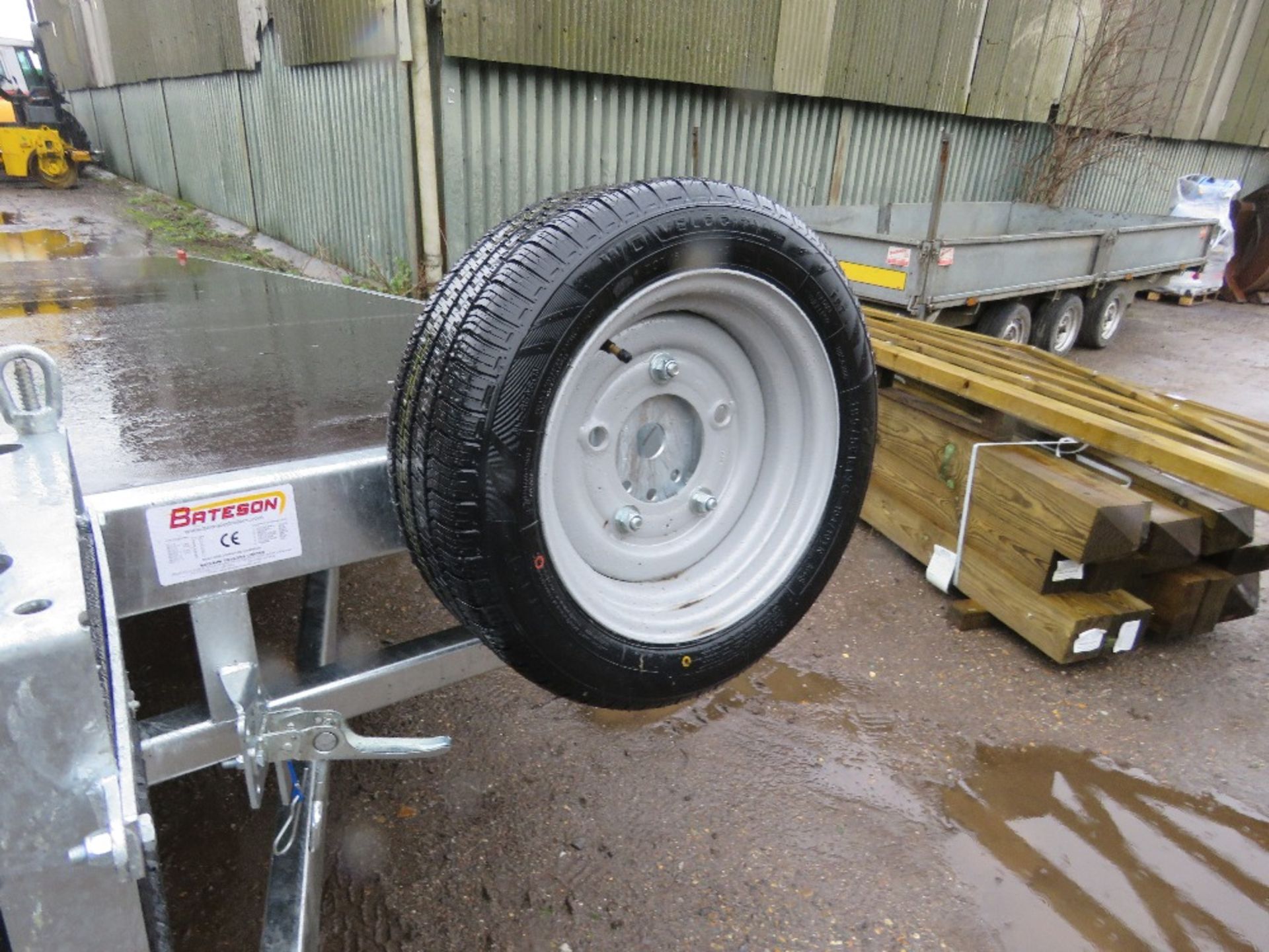BATESON TILT BED TRIAXLE 3500KG FLAT TRAILER WITH WINCH 22FT LENGTH X 8FT WIDTH. WITH RAMPS UNDERNEA - Image 10 of 11