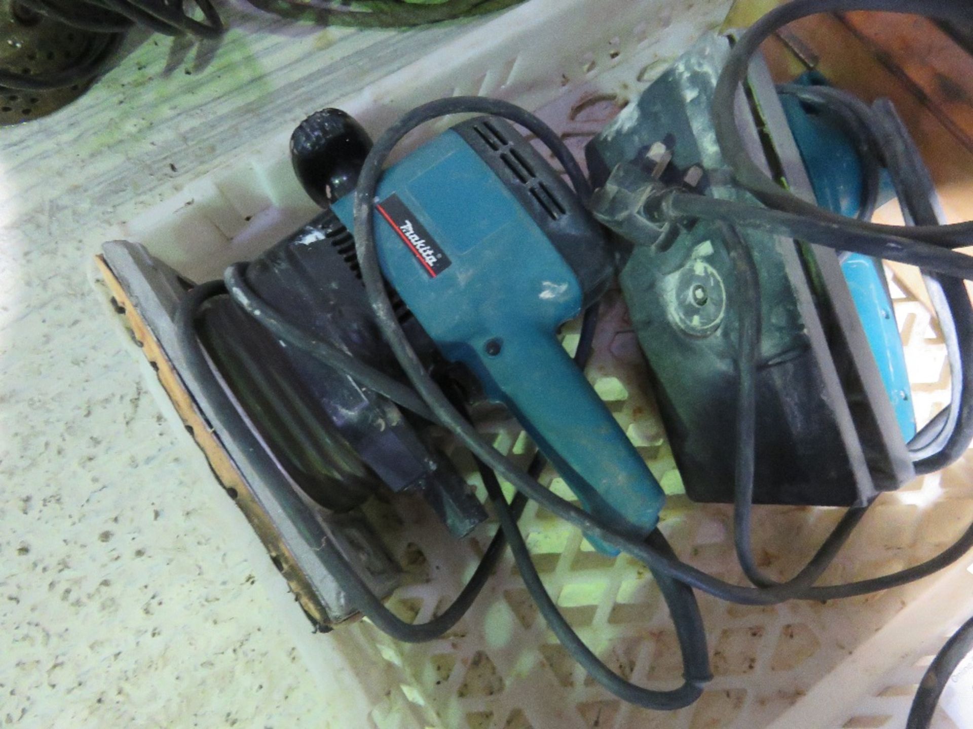 4NO ASSORTED POWER TOOLS: 3NO SANDERS PLUS A GRINDER, 240VOLT. SOURCED FROM LOCAL DEPOT CLOSURE. - Image 2 of 5