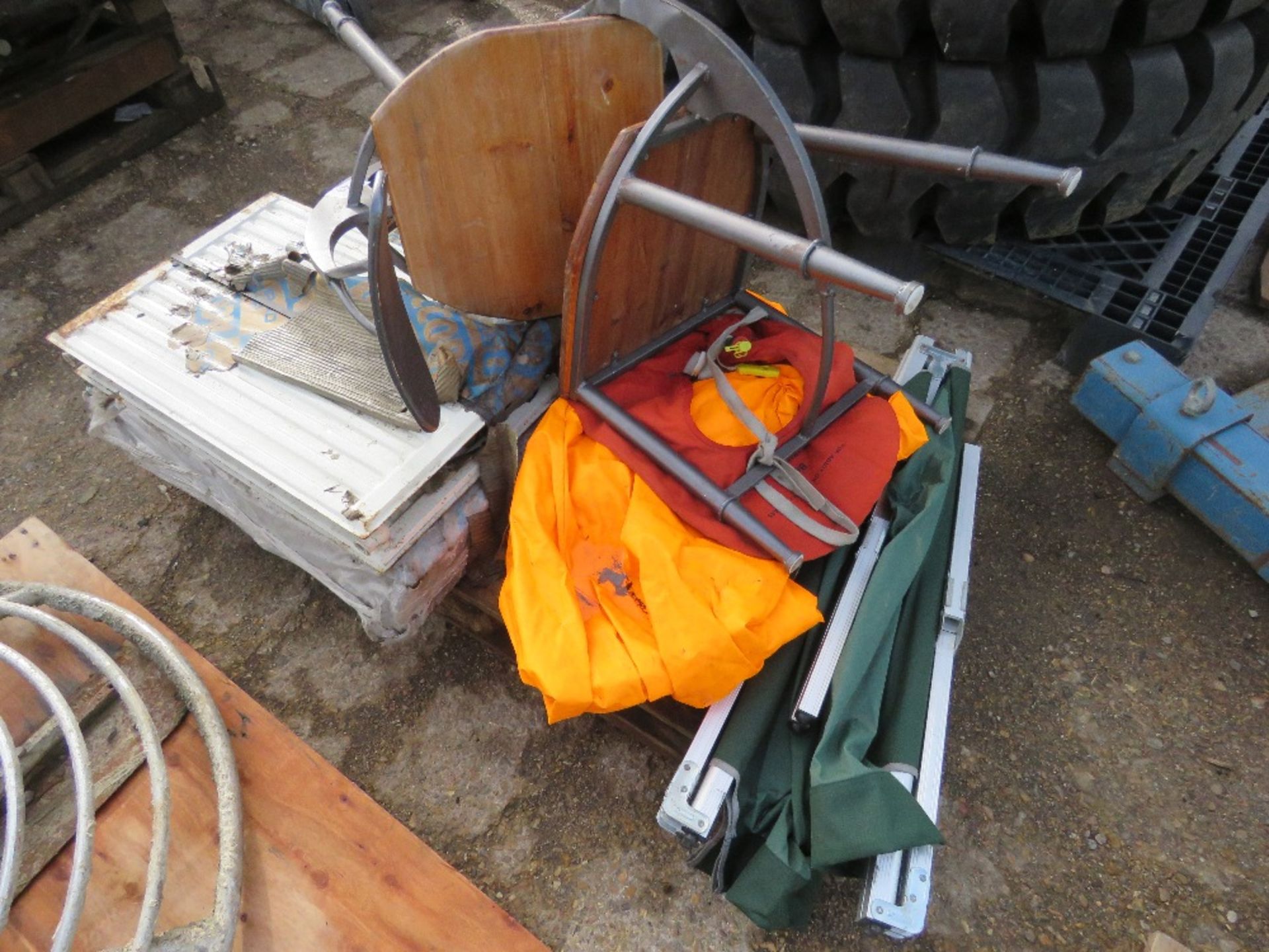 2 X CHAIRS AND ASSORTED SUNDRY ITEMS. THIS LOT IS SOLD UNDER THE AUCTIONEERS MARGIN SCHEME, THERE - Image 3 of 4