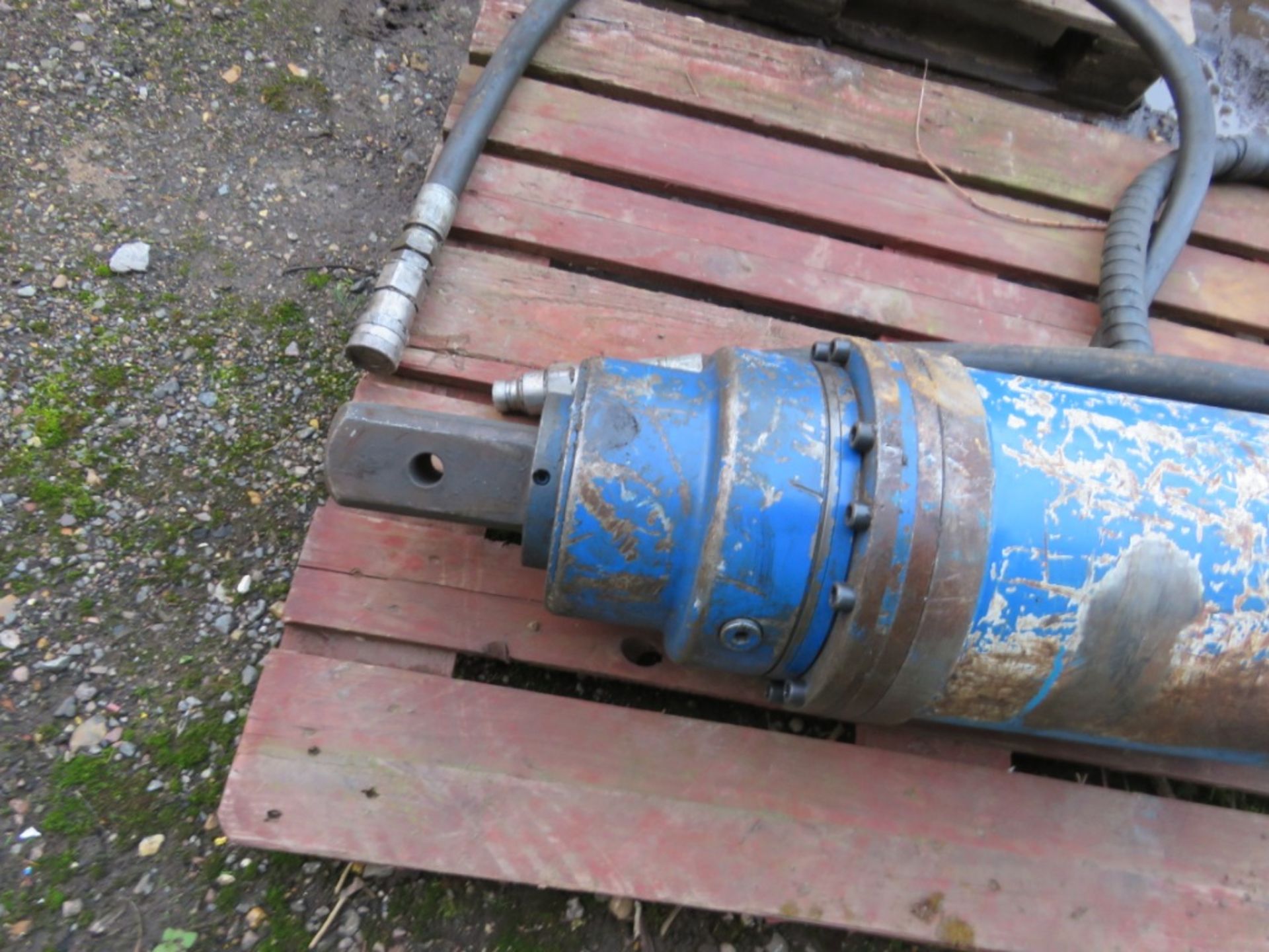 LARGE SIZED EXCAVATOR MOUNTED AUGER DRIVE HEAD. 75MM SQUARE DRIVE HEAD, 45MM TOP PIN SIZE APPROX. - Image 3 of 4