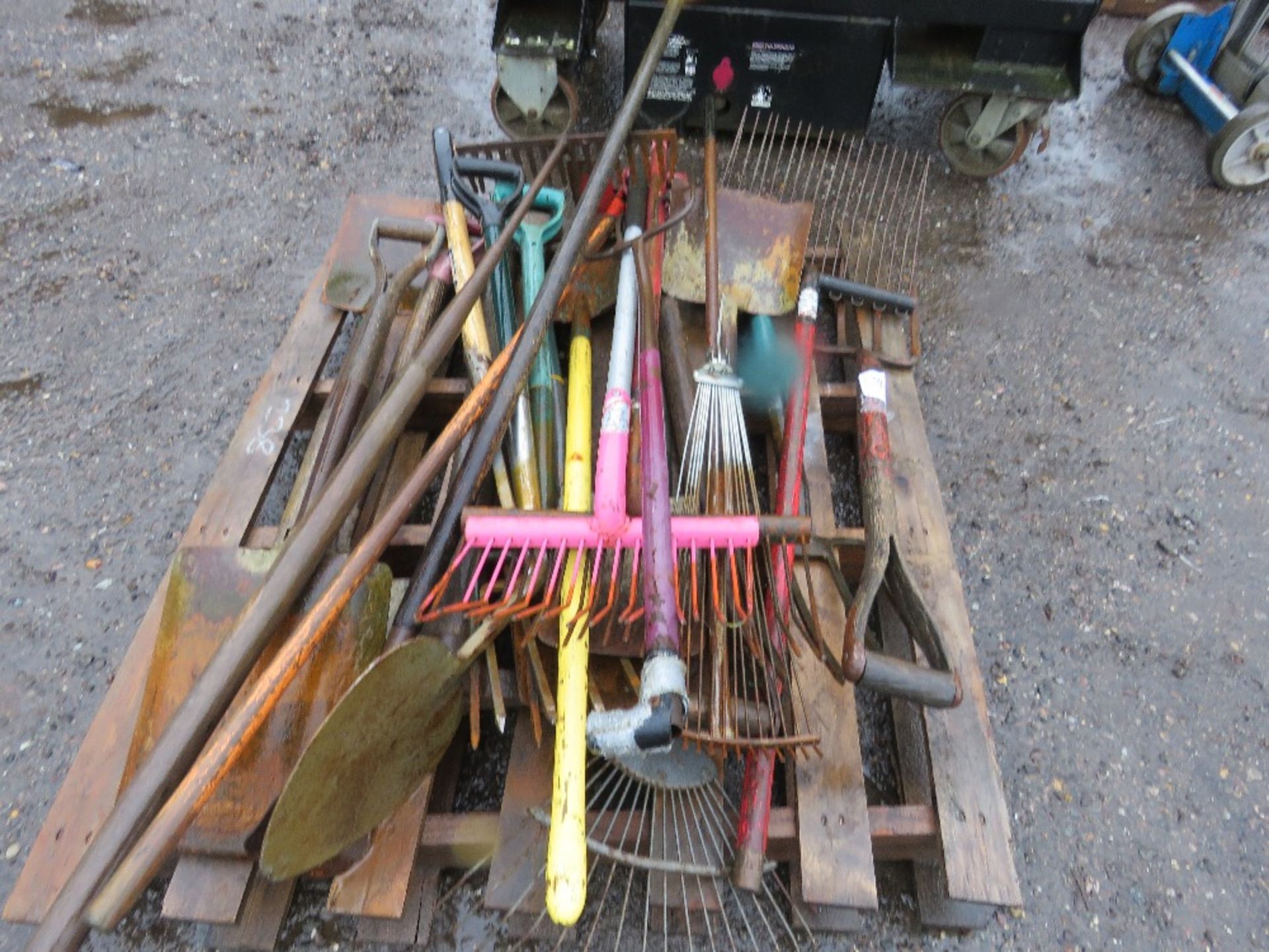 PALLET CONTAINING ASSORTED HAND TOOLS. THIS LOT IS SOLD UNDER THE AUCTIONEERS MARGIN SCHEME, THER - Image 2 of 3