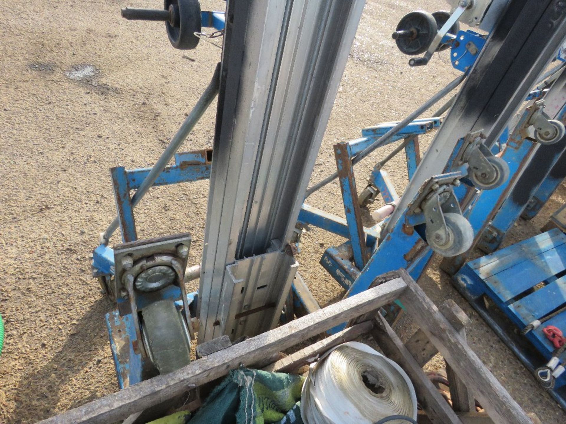 GENIE SLA10 MANUAL OPERTED HOIST / LIFT UNIT WITH FORKS. DIRECT FROM LOCAL COMPANY. - Image 5 of 6