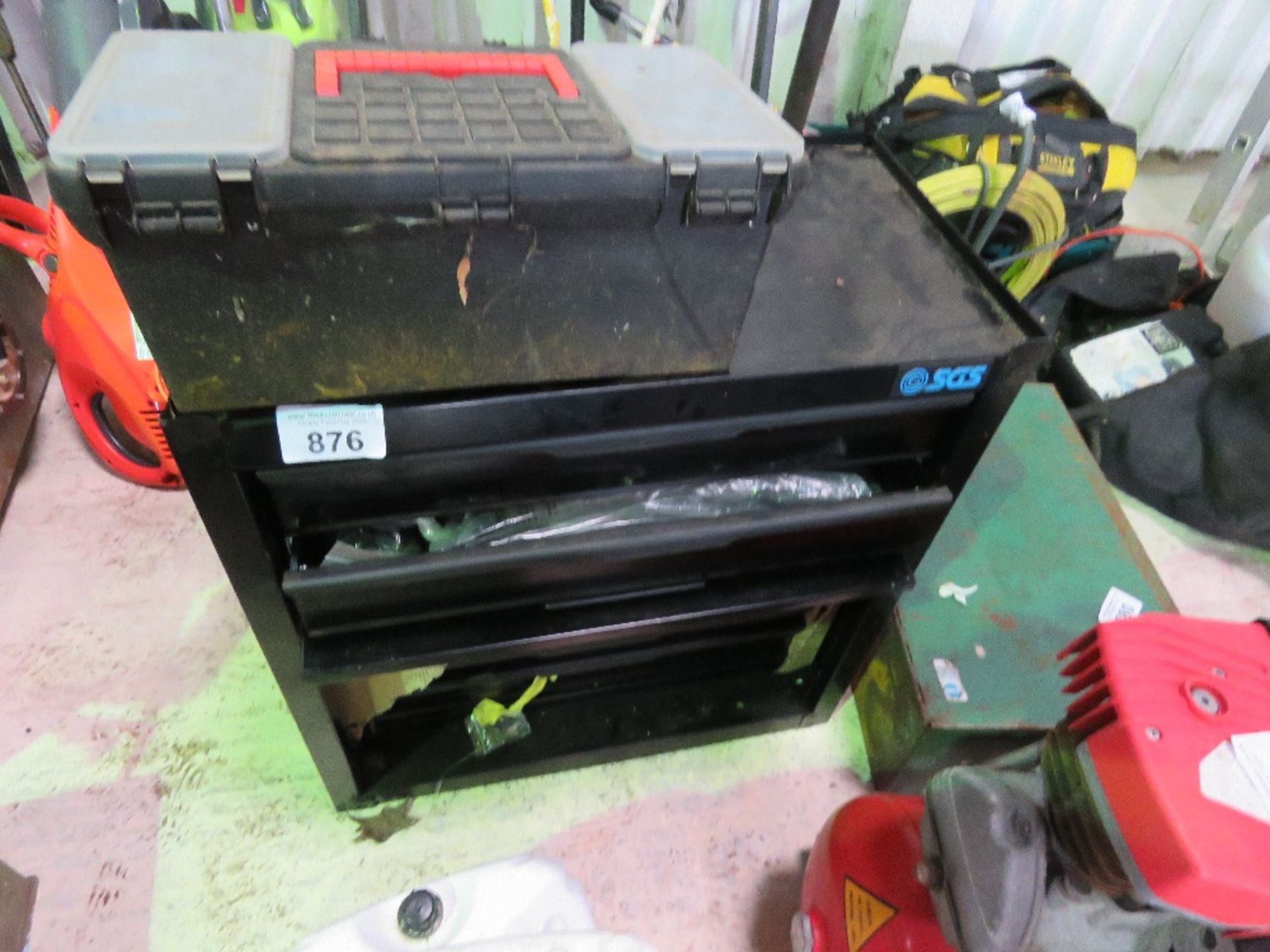 SGS MULTI DRAWER WORKSHOP CABINET PLUS A TOOL BOX. THIS LOT IS SOLD UNDER THE AUCTIONEERS MARGIN