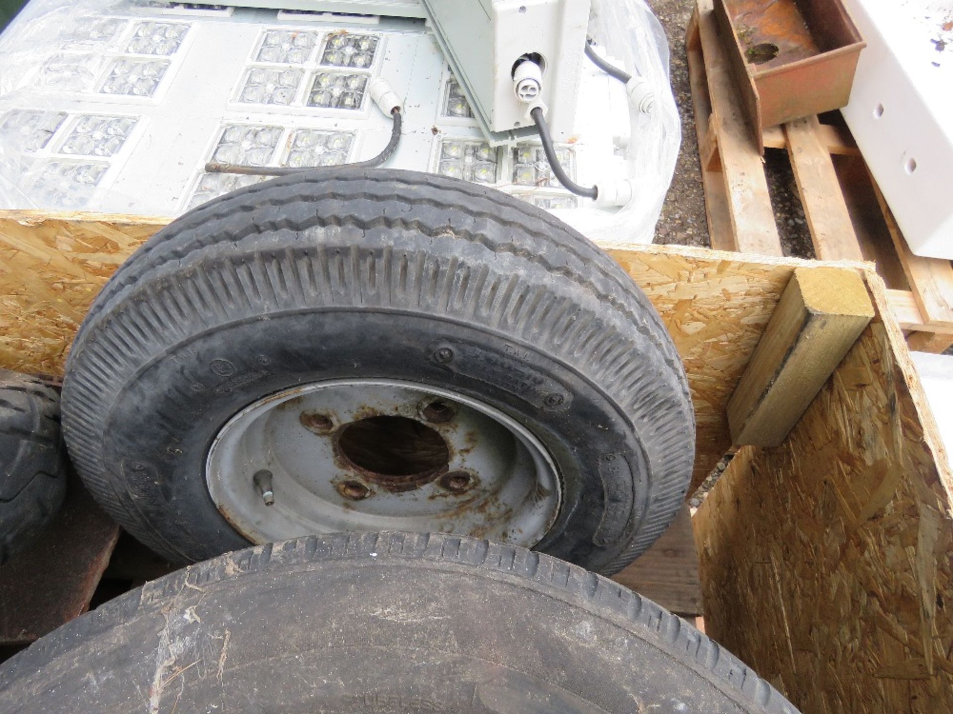 STILLAGE CONTAINING ASSORTED WHEELS AND TYRES. THIS LOT IS SOLD UNDER THE AUCTIONEERS MARGIN SCHE - Image 3 of 4