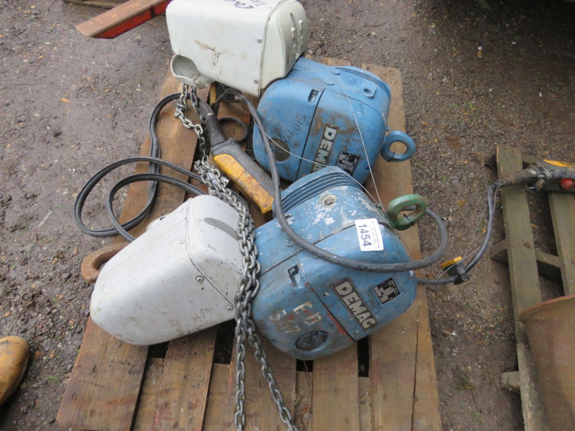 2NO DEMAG ELECTRIC CHAIN HOISTS WITH REMOTE CONTROL LEAD. - Bild 2 aus 4