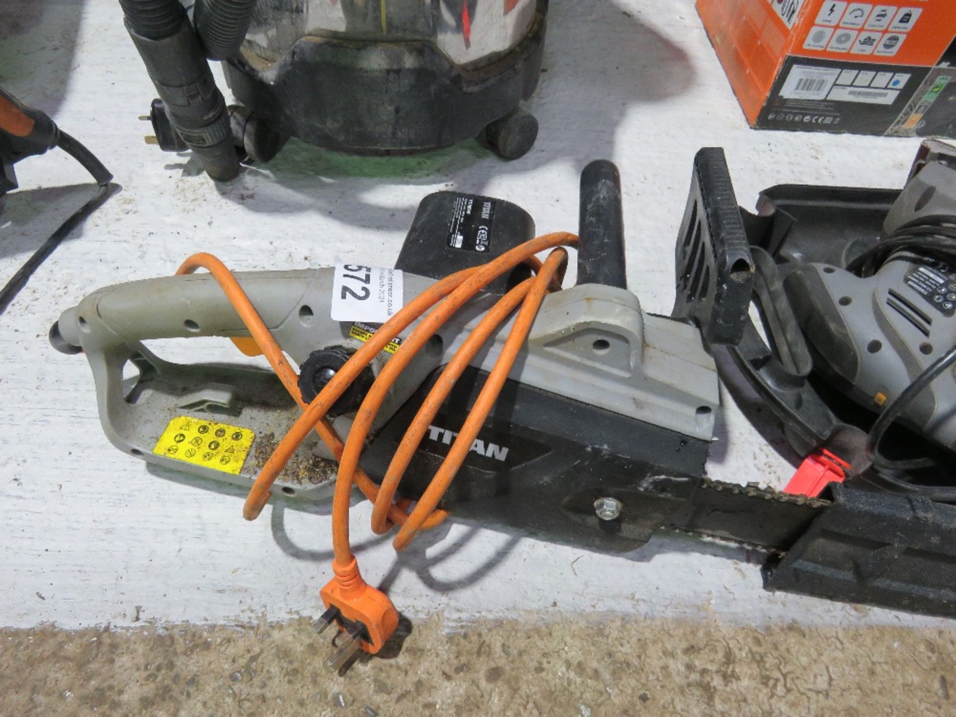 ELECTRIC 240VOLT CHAINSAW. DIRECT FROM LOCAL RETIRING BUILDER. THIS LOT IS SOLD UNDER THE AUCTI - Image 3 of 4