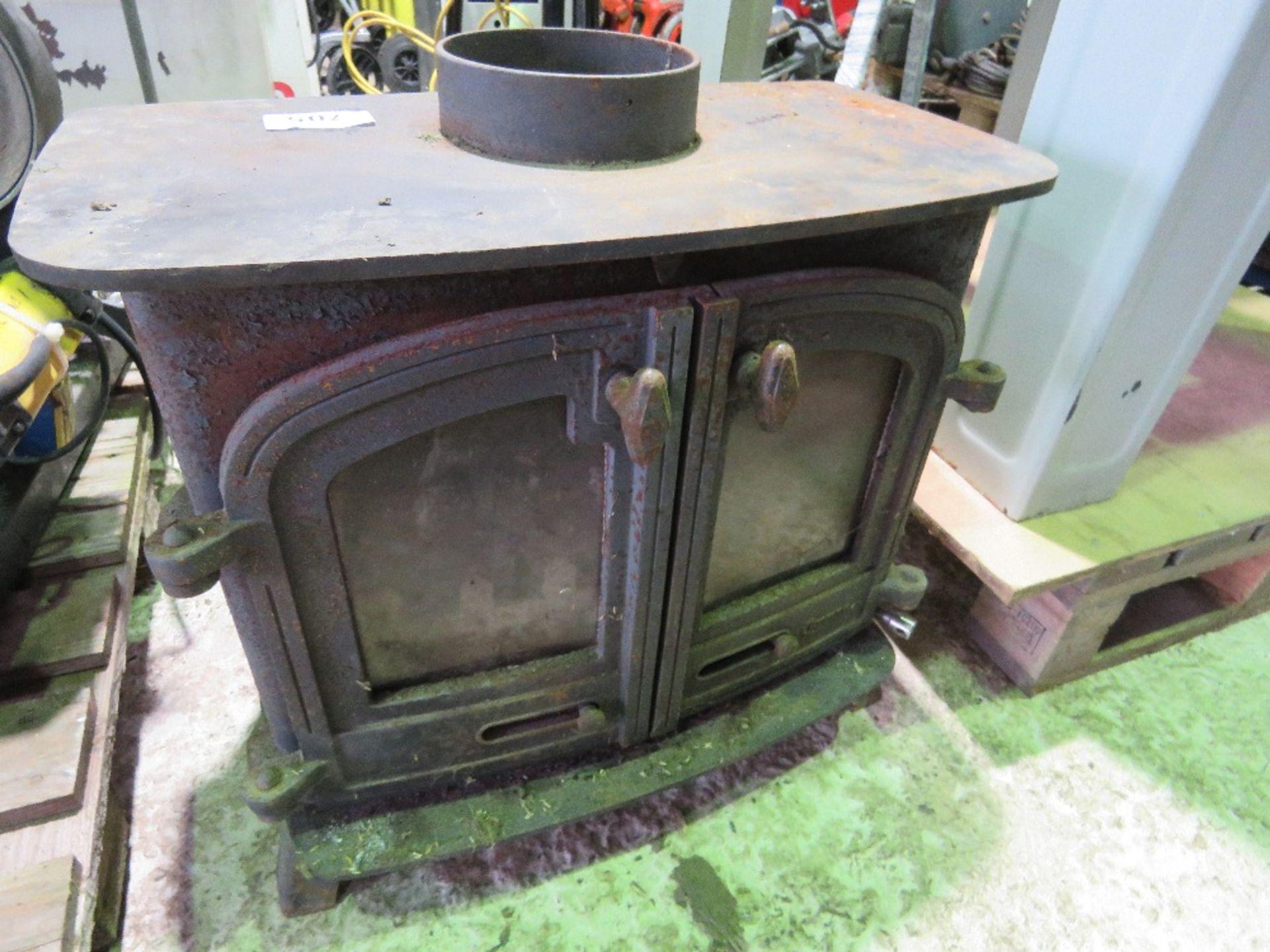 LARGE YEOMAN EXE FLAT TOPPED MULTI FUEL BURNING STOVE. THIS LOT IS SOLD UNDER THE AUCTIONEERS