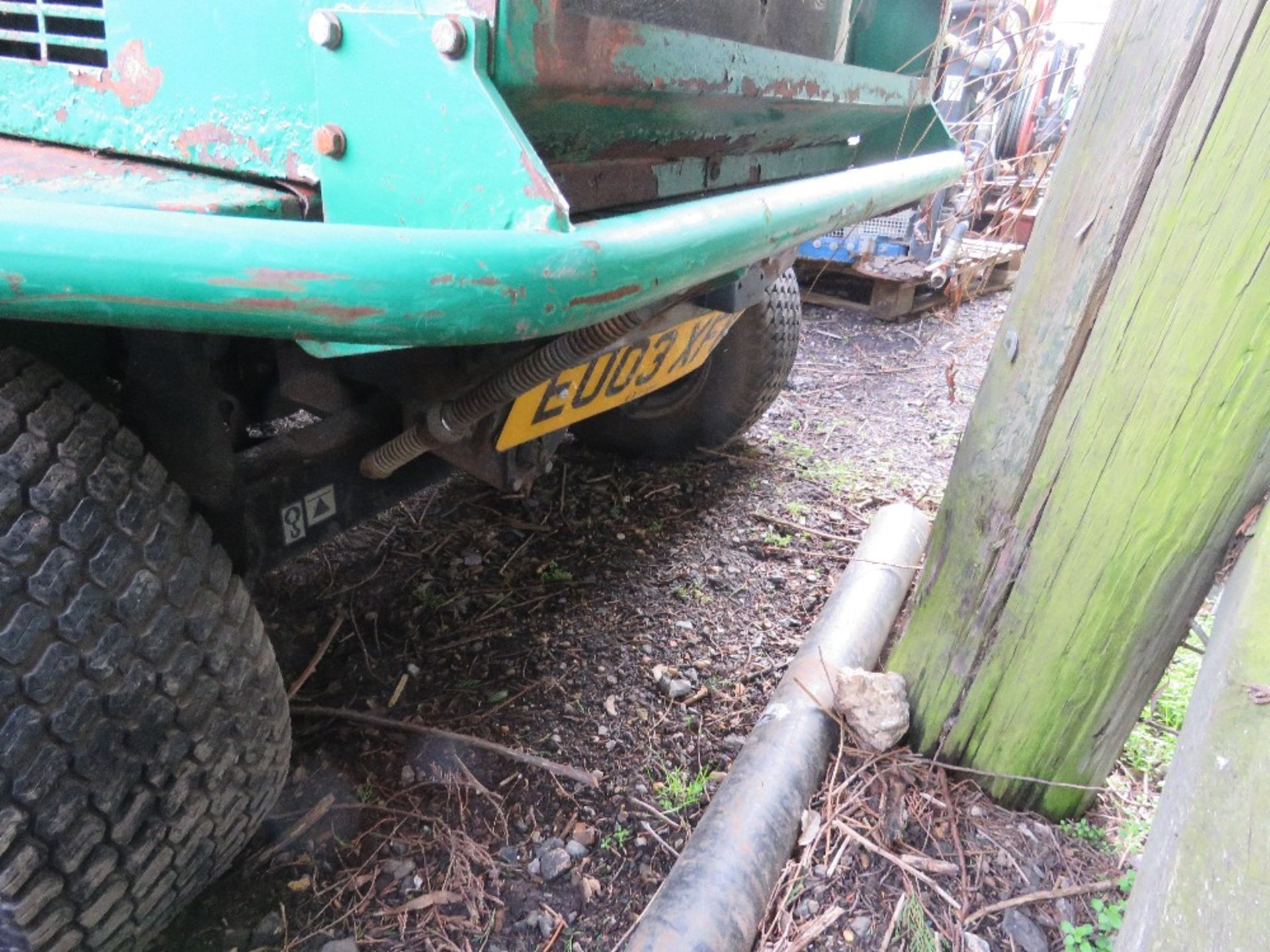 RANSOMES 520 5 GANG RIDE ON CYLINDER MOWER WITH KUBOTA ENGINE. WHEN TESTED WAS SEEN TO RUN, DRIVE, - Image 5 of 12