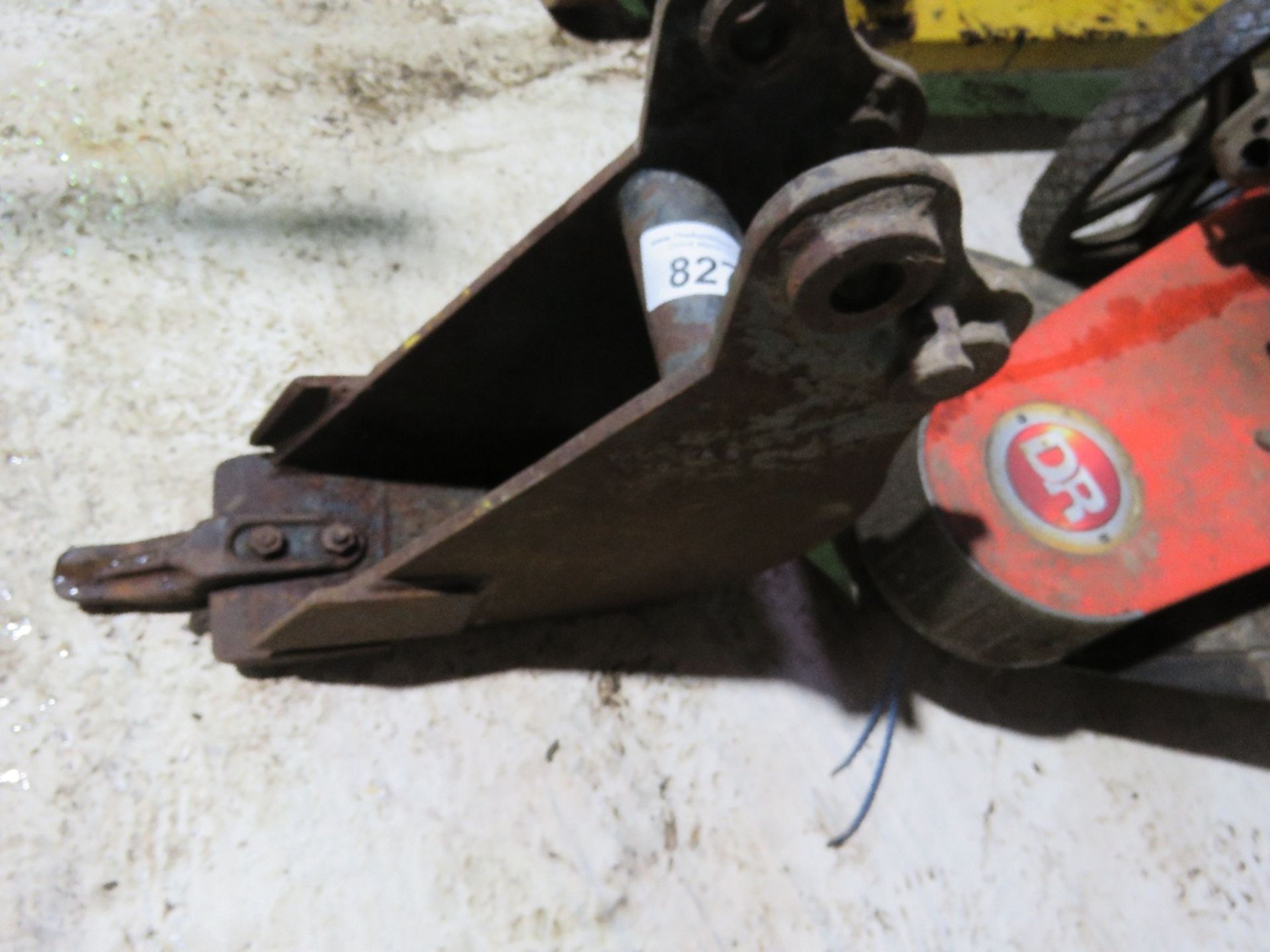 MINI DIGGER TRENCH BUCKET, 25MM PINS.....THIS LOT IS SOLD UNDER THE AUCTIONEERS MARGIN SCHEME, THERE - Image 2 of 3