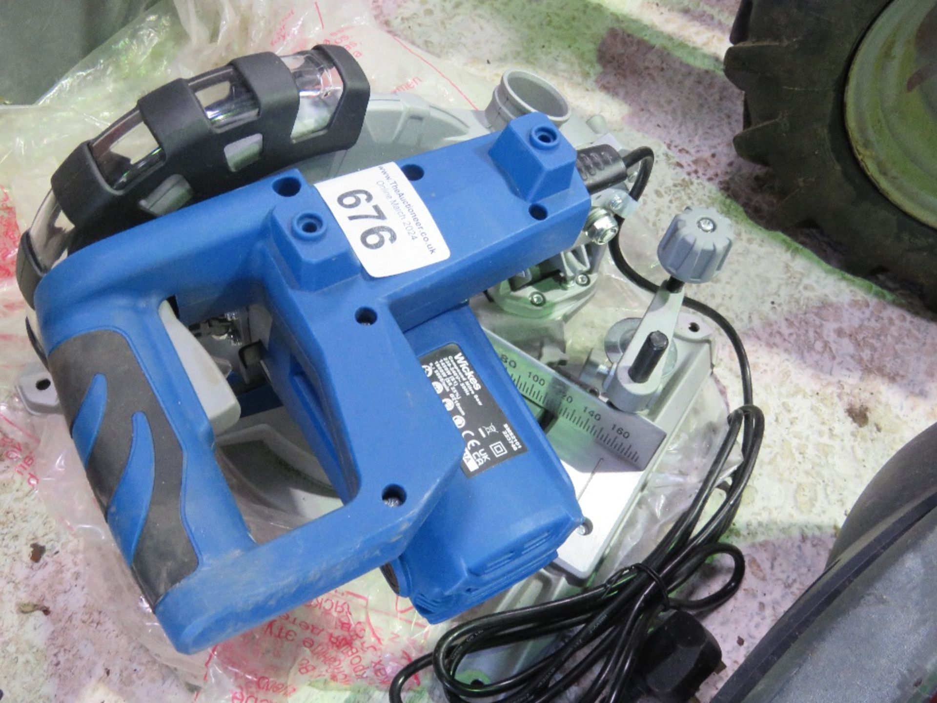 WICKES 240VOLT MITRE SAW, APPEARS LITTLE/UNUSED. THIS LOT IS SOLD UNDER THE AUCTIONEERS MARGIN SC - Image 4 of 4