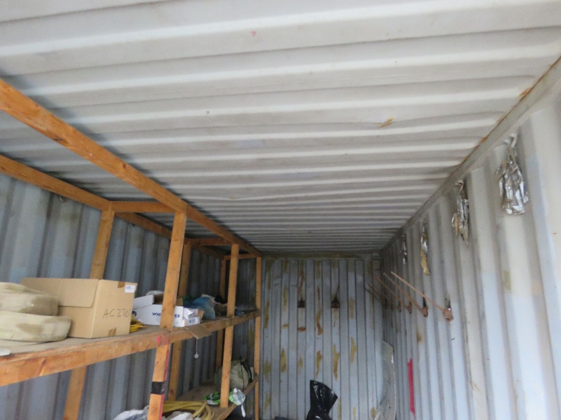 SECURE SHIPPING CONTAINER STORE 20FT LENGTH WITH SOME CONTENTS AND A RACK. . SOURCED FROM COMPANY LI - Bild 5 aus 7